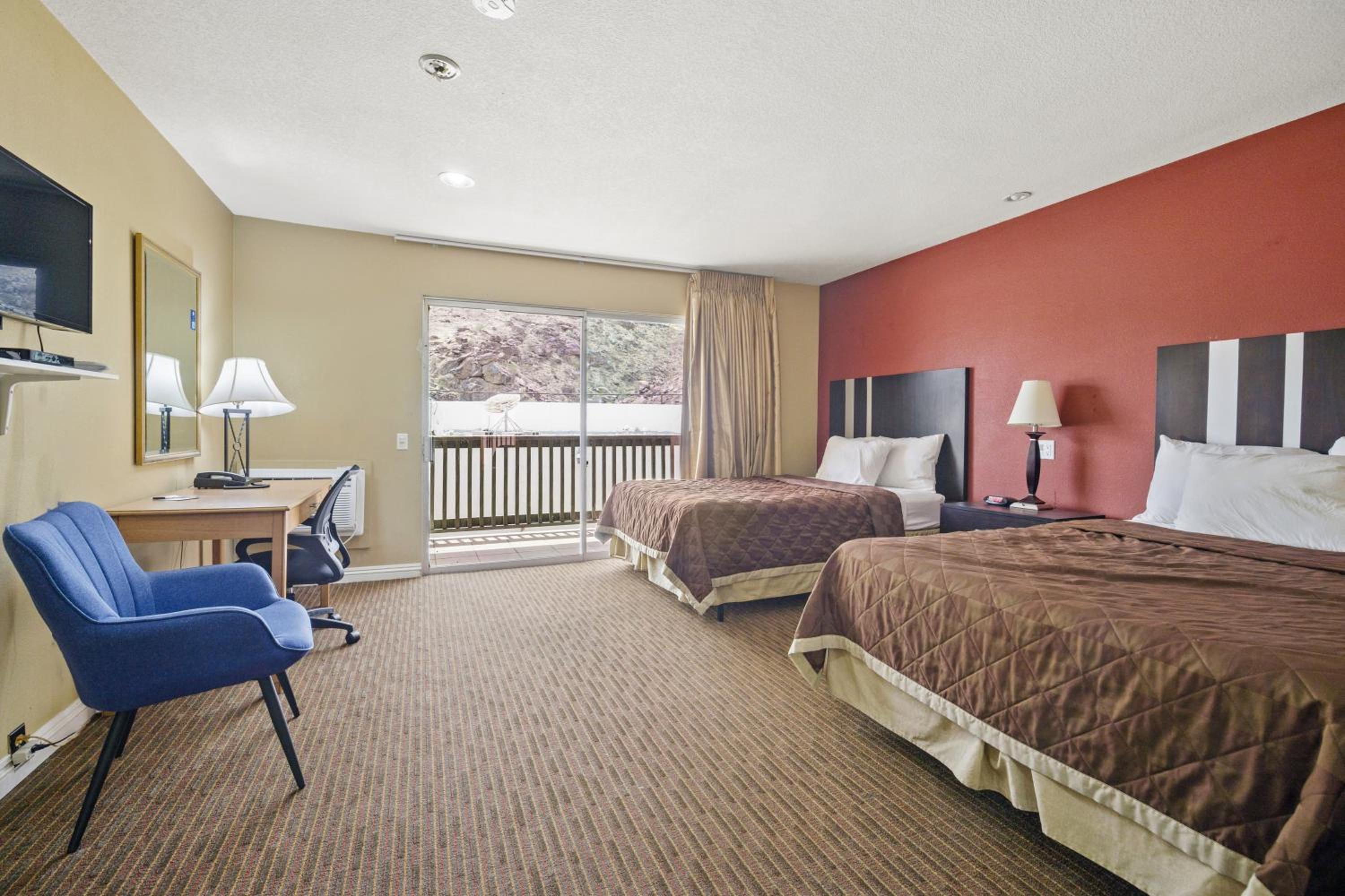 Queen Room with Two Queen Beds - Non-Smoking - Photo 2