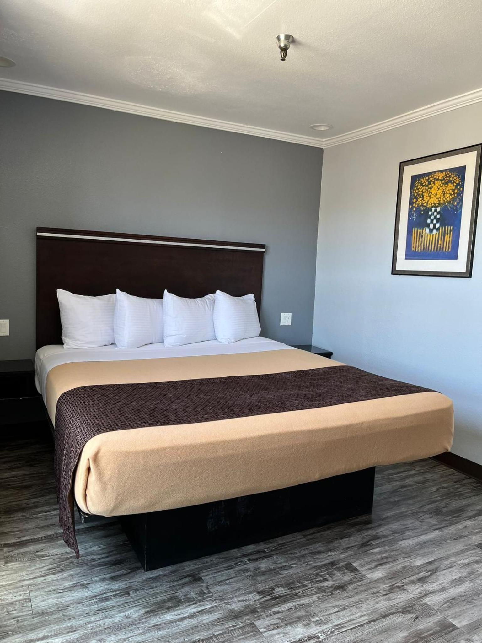 Economy Double Room - Photo 10