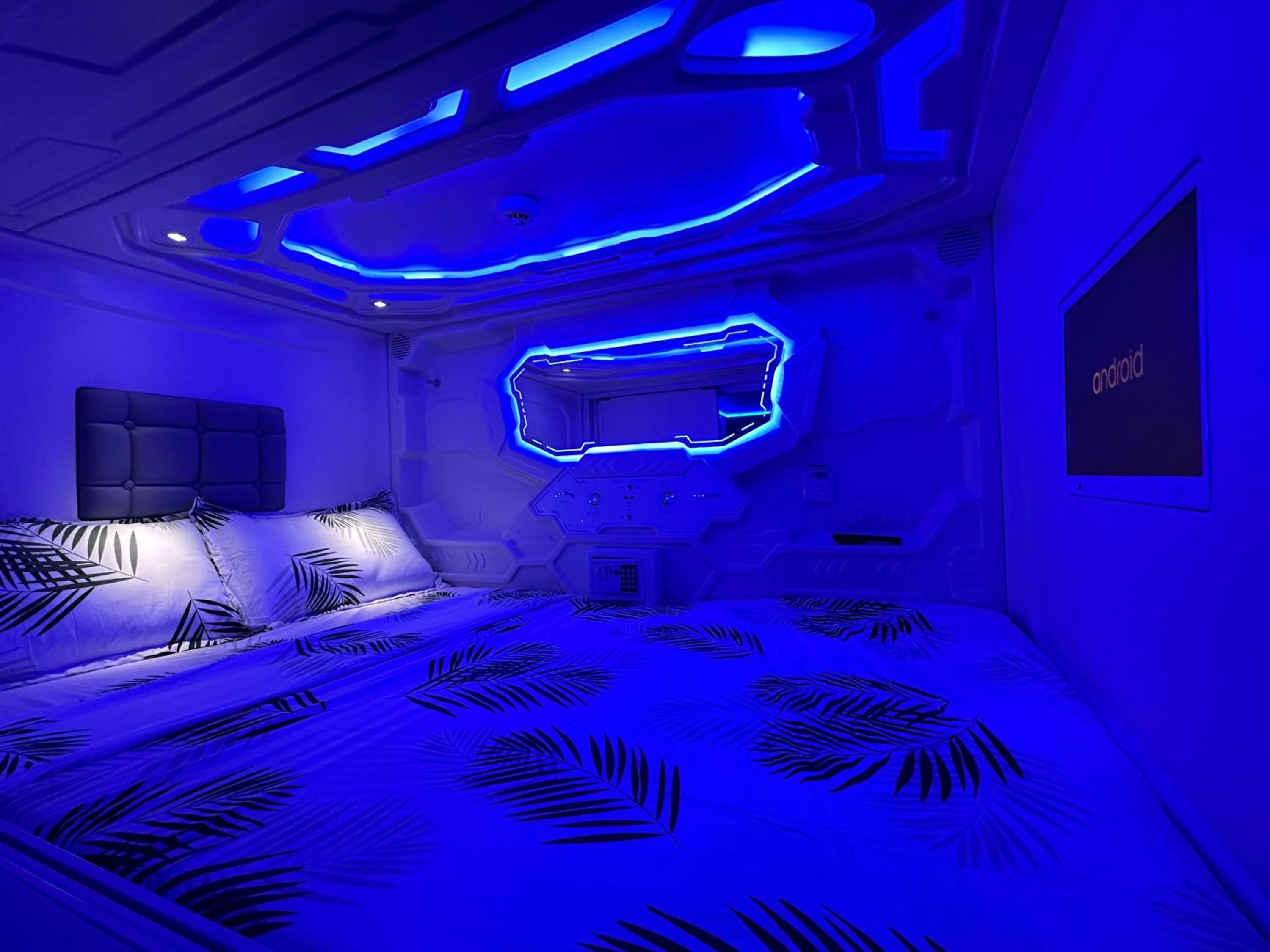 Cama Doble en Dormitorio Compartido de Cápsulas