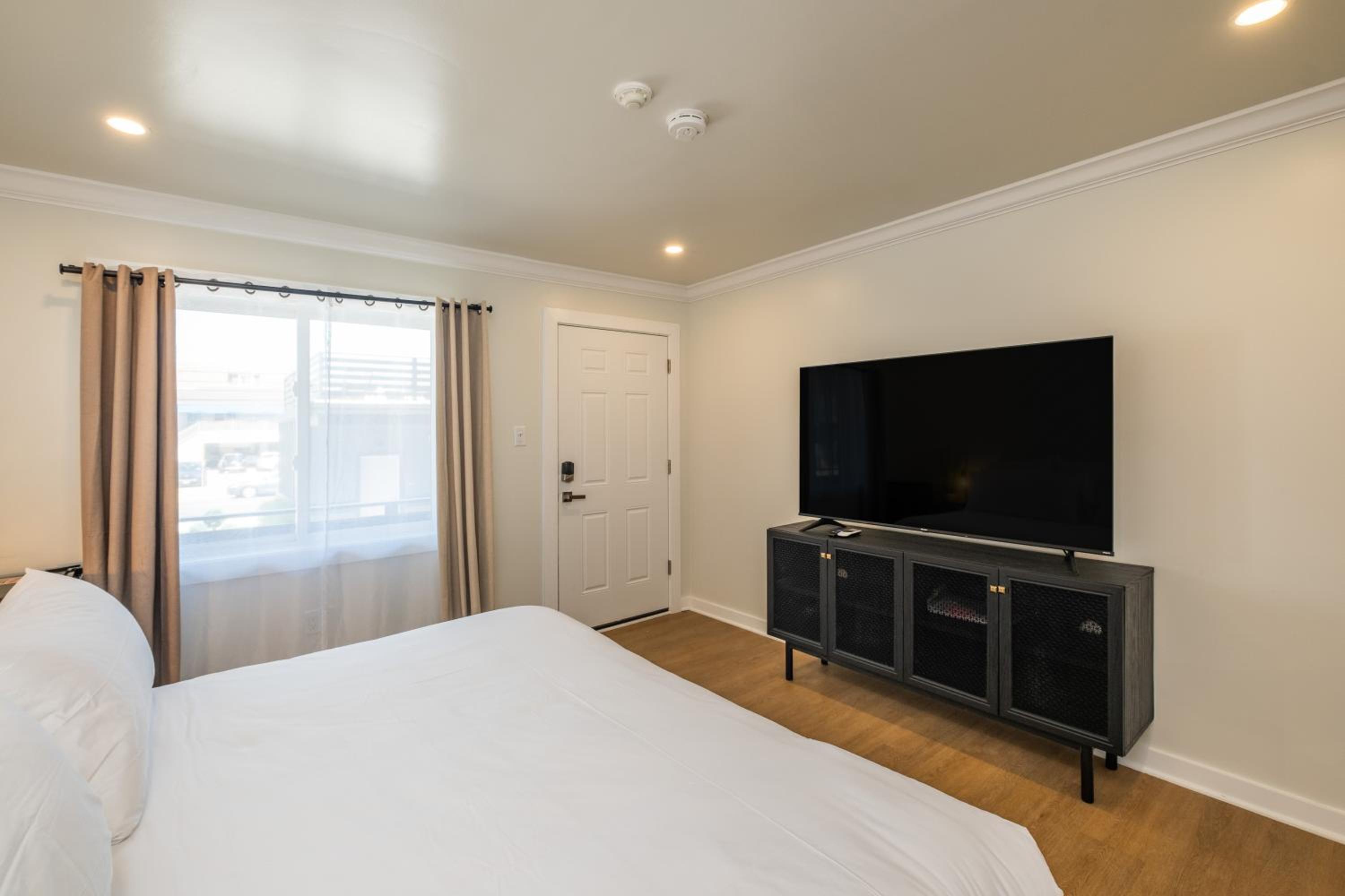 One-Bedroom Suite - Photo 5