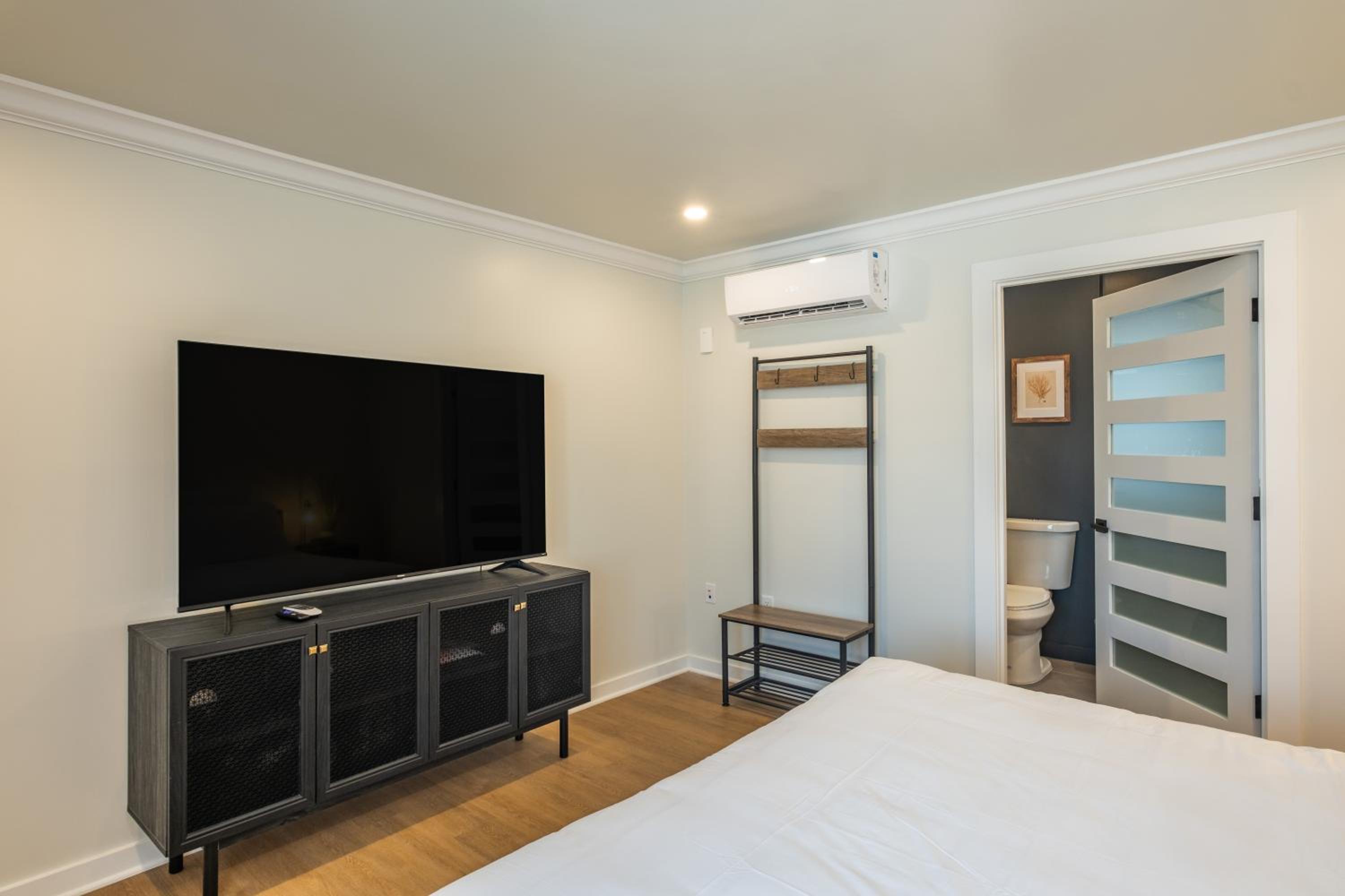 One-Bedroom Suite - Photo 6