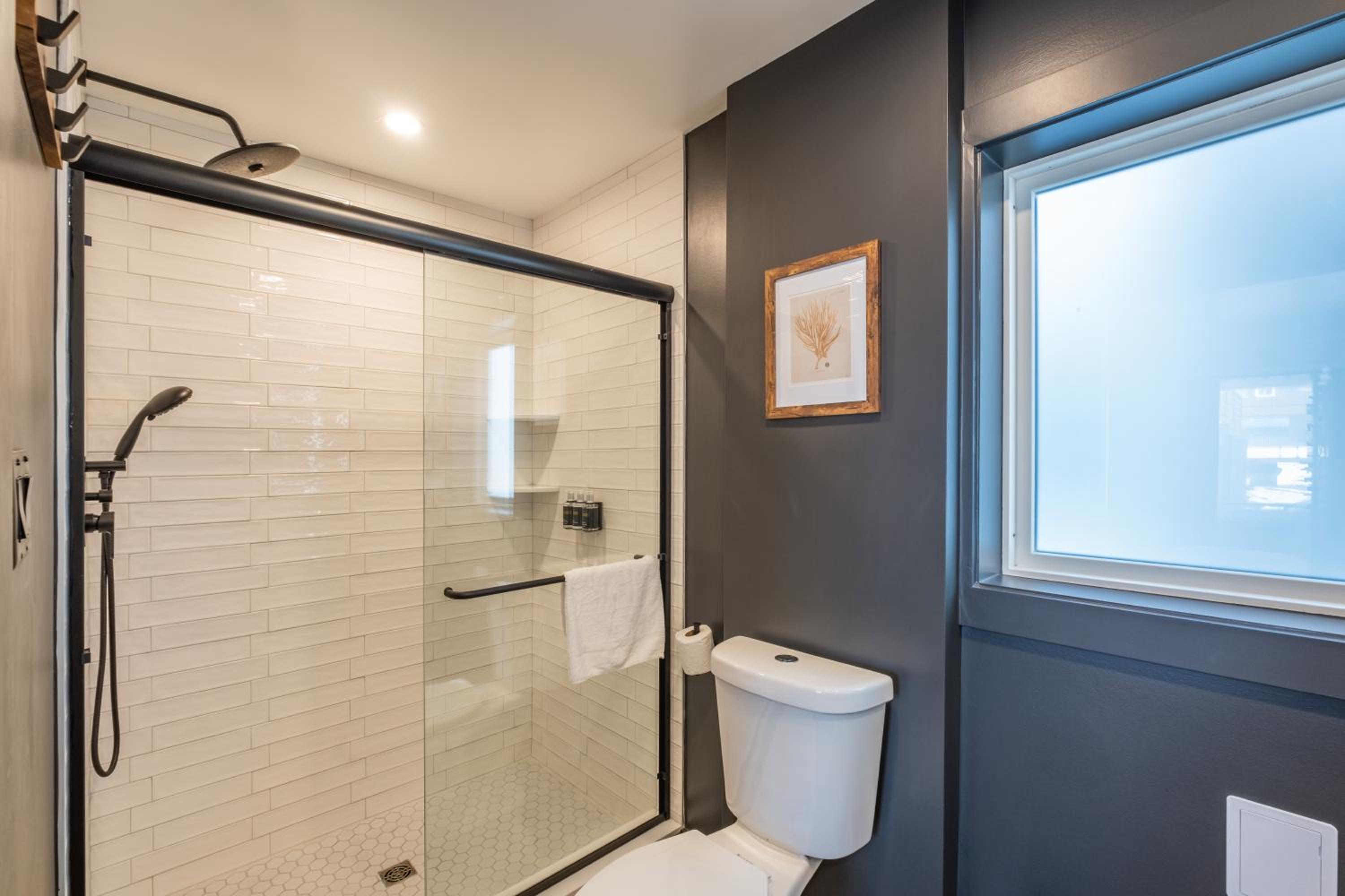 One-Bedroom Suite - Photo 7