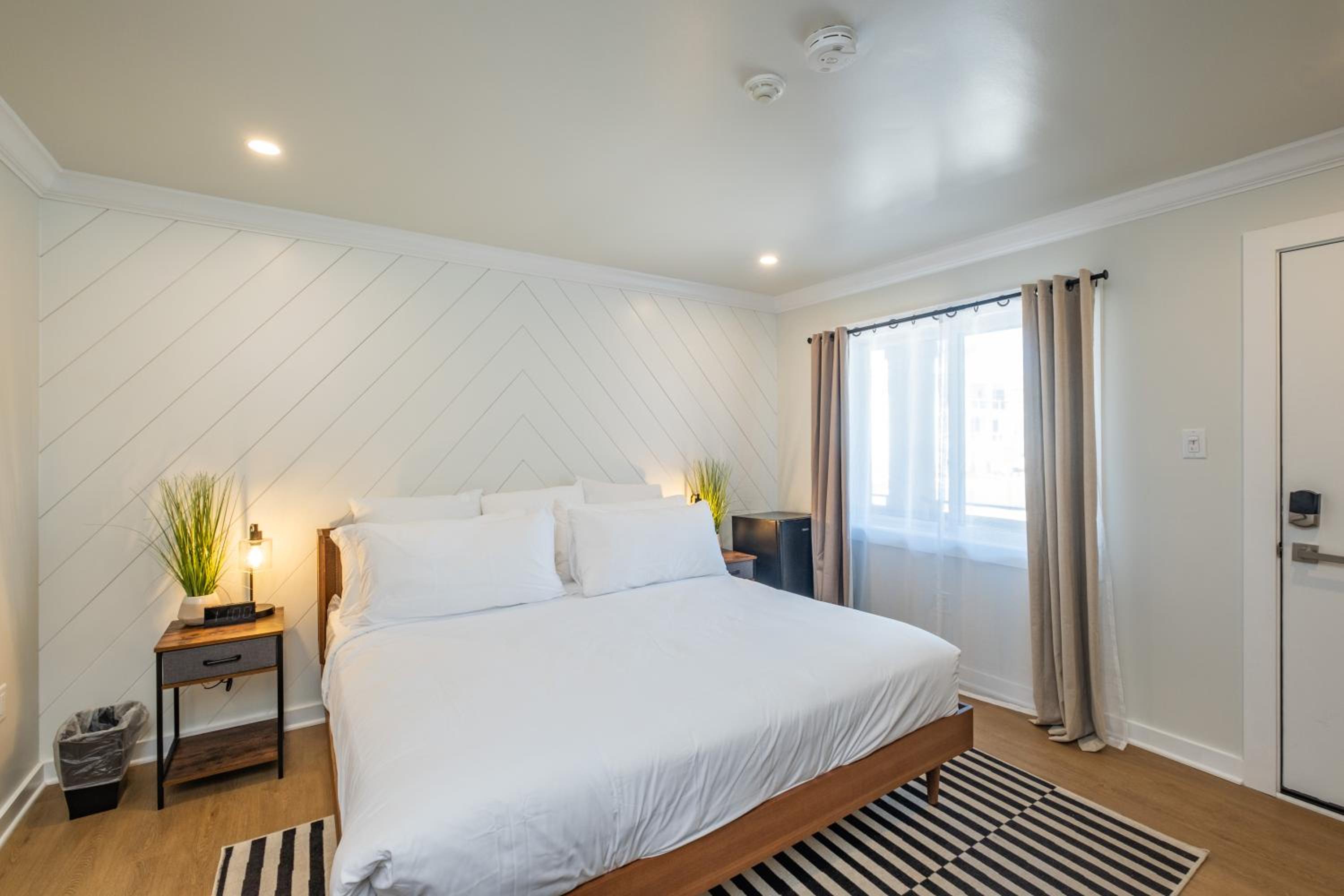 One-Bedroom Suite - Photo 2