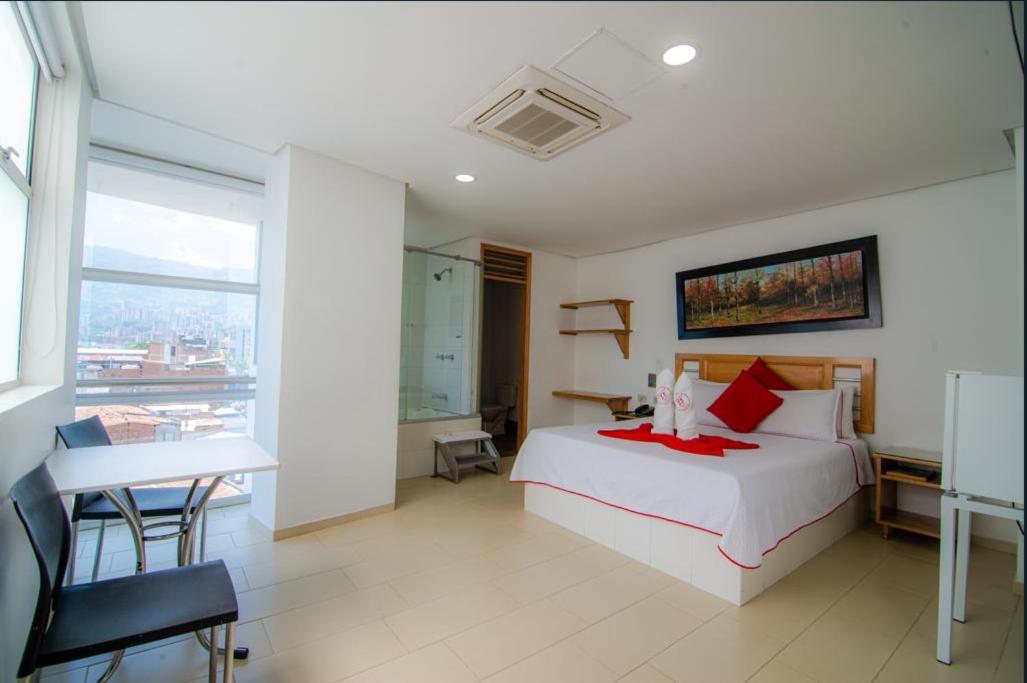 Queen Suite with Spa Bath photo 3