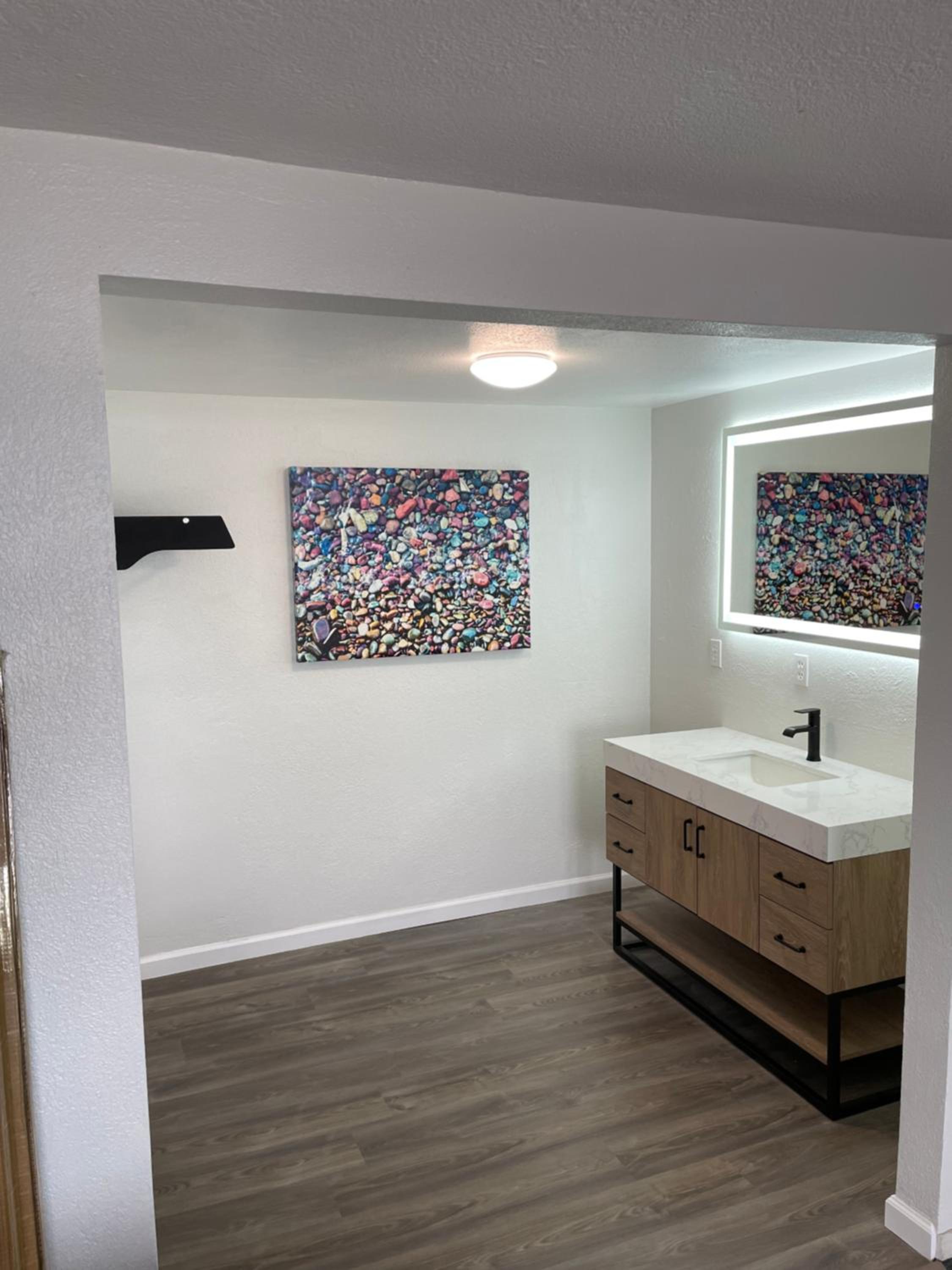 2 Double Beds with Lake View - Photo 8