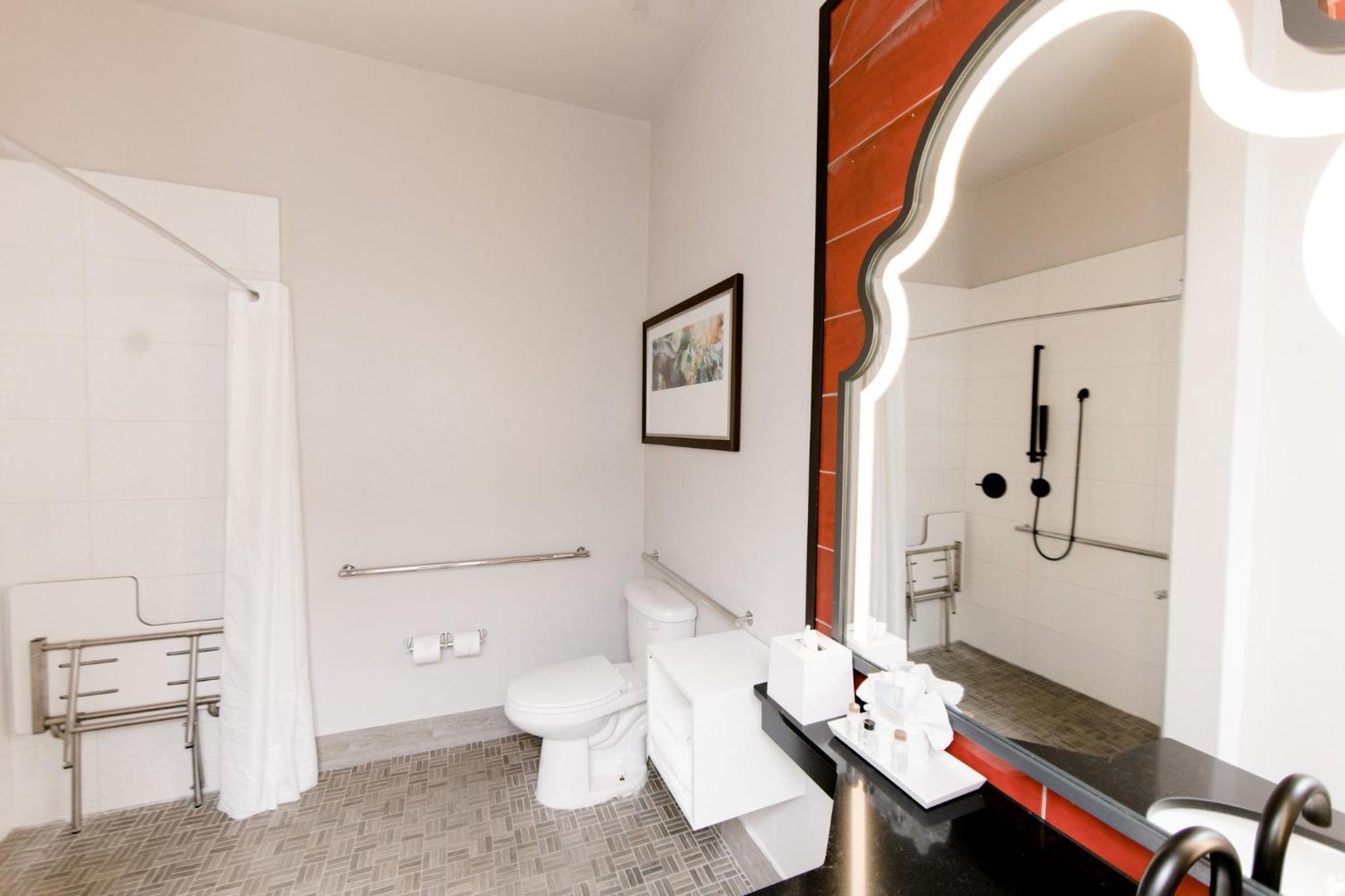 Standard Queen Room with Mobility Accessible Roll-In Shower - Photo 3