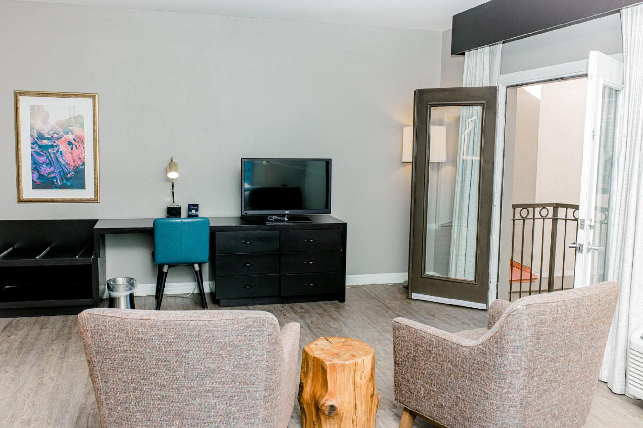 Standard King Room with Balcony - Photo 3