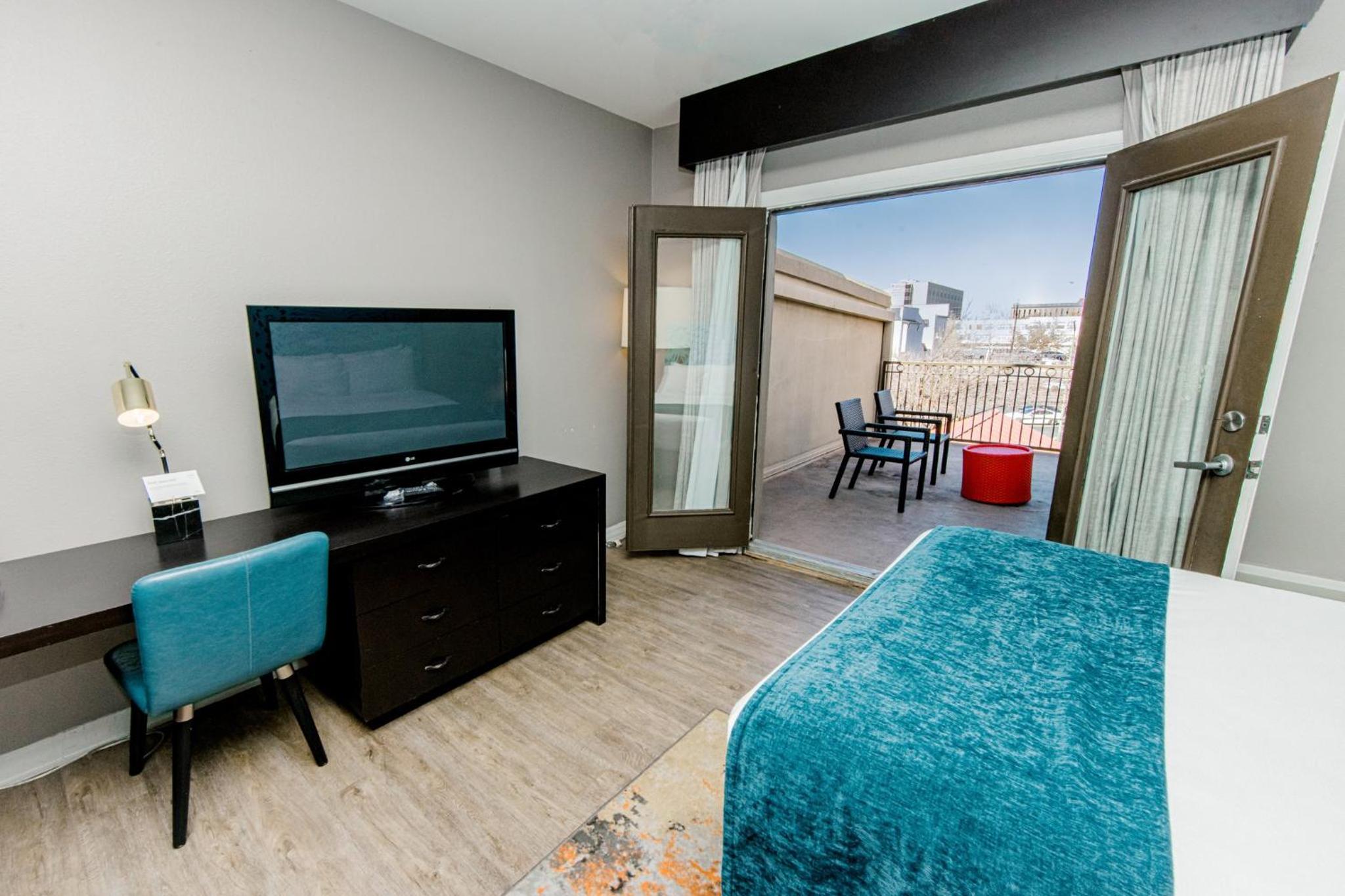 Queen Room with Two Queen Beds and Pool View - Photo 6