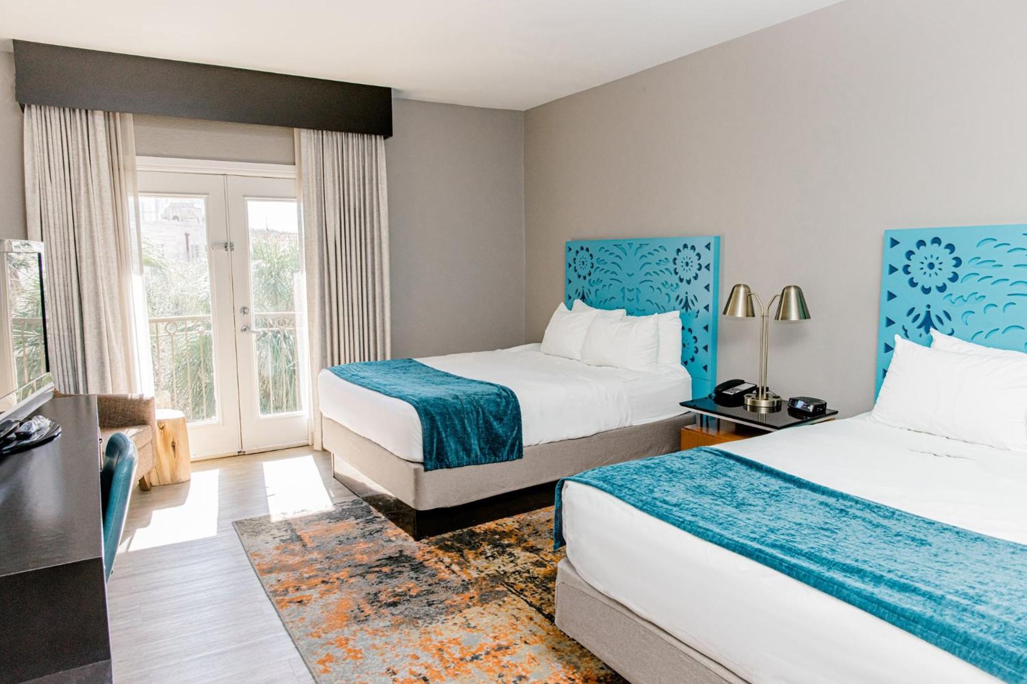 Standard Queen Room with Two Queen Beds and Balcony - Photo 7