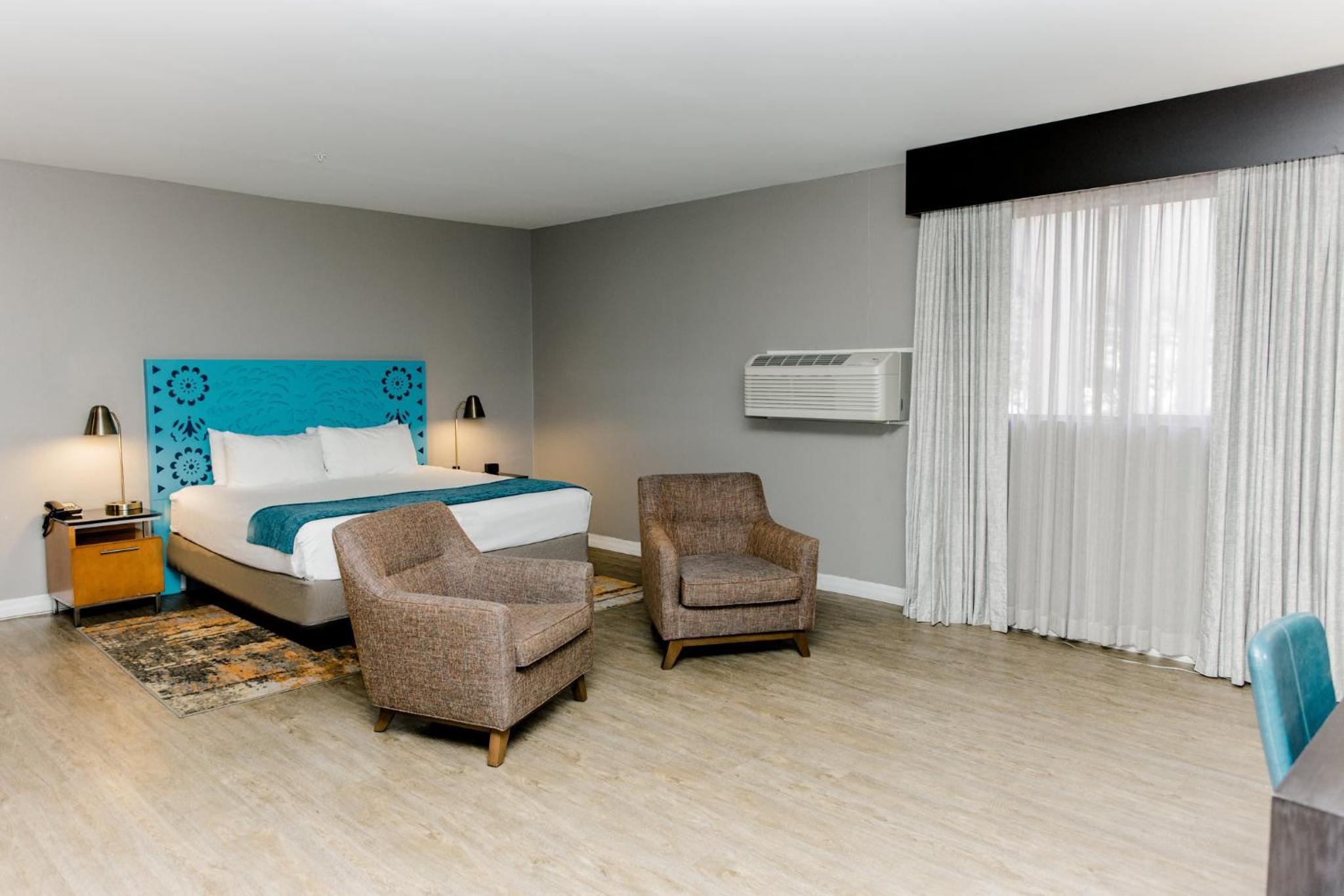 Standard King Room with Courtyard View - Photo 2