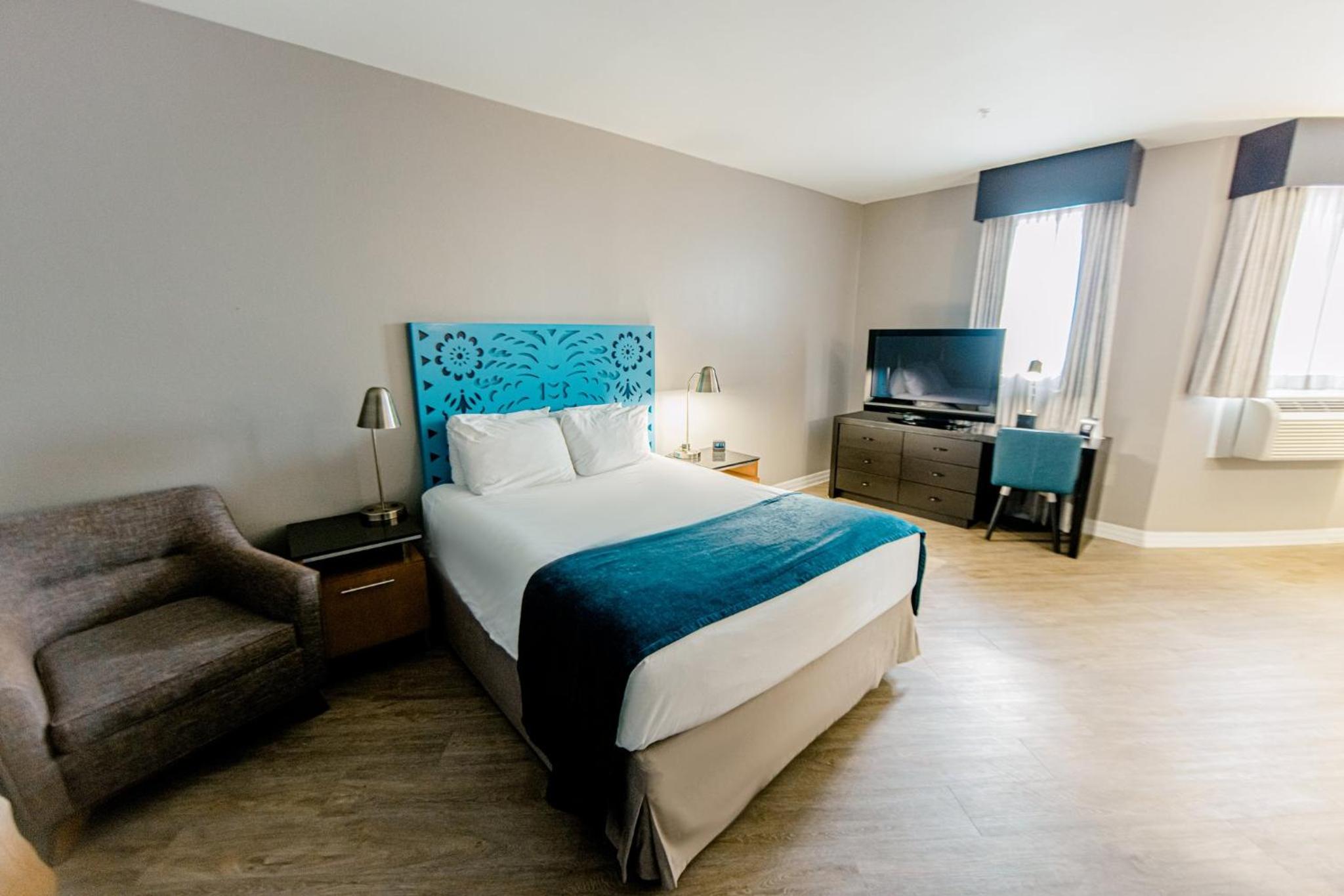 Queen Room with Accessible Transfer Shower - Non-Smoking - Photo 3