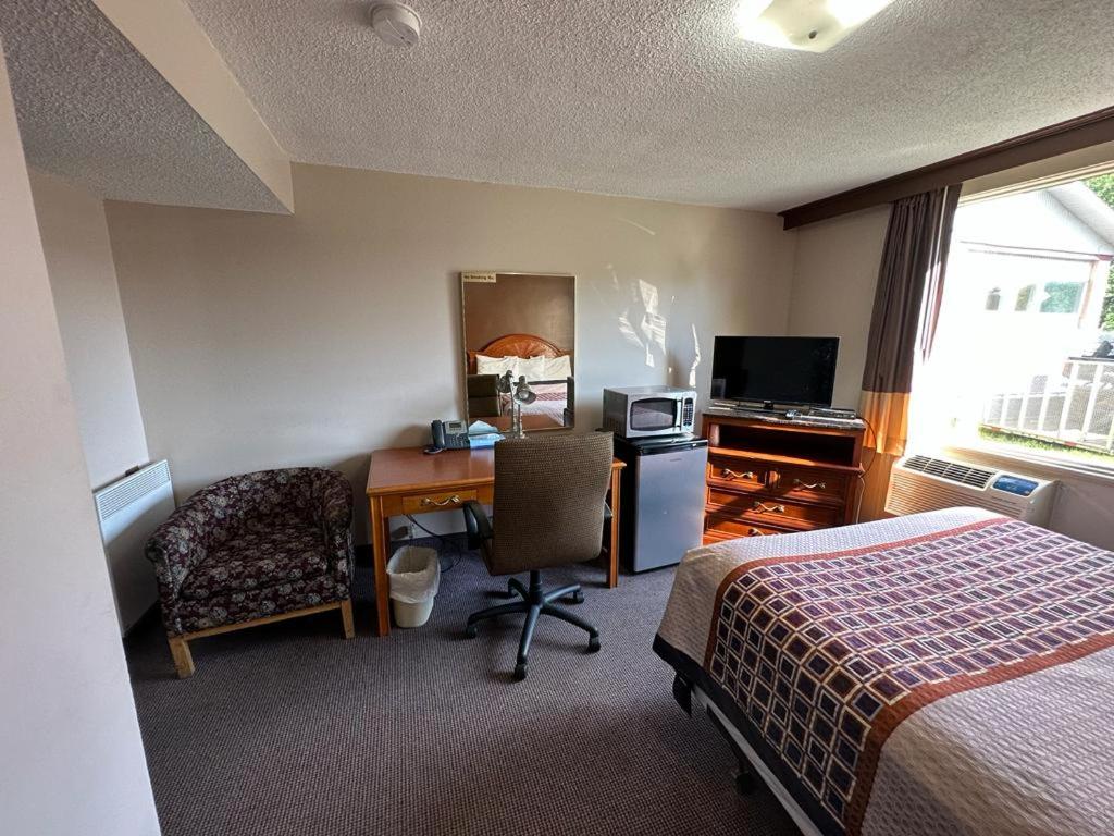 Standard Queen Room photo 2