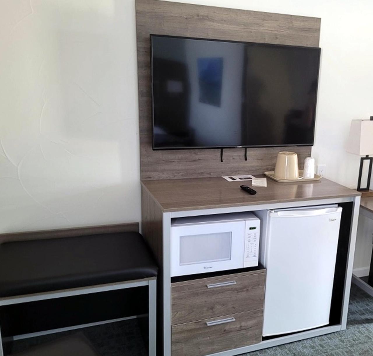 Premium King with Lake View - Photo 4