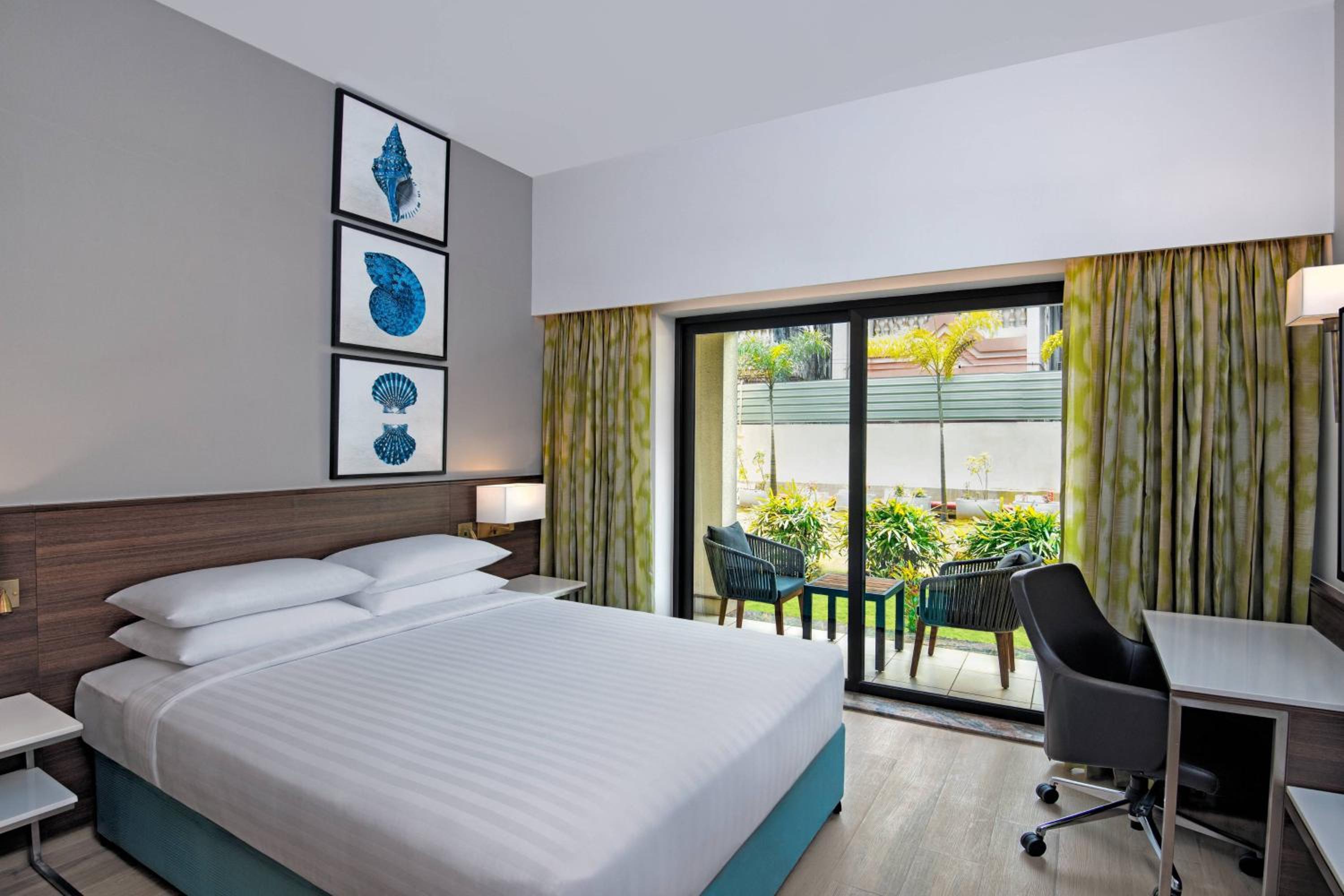 Deluxe Queen Room with Patio and Garden View - Complimentary evening high tea on day of arrival between 4.30 PM and 6.30 PM (validity 30th Sep,2026) - Beer on Arrival - Photo 2