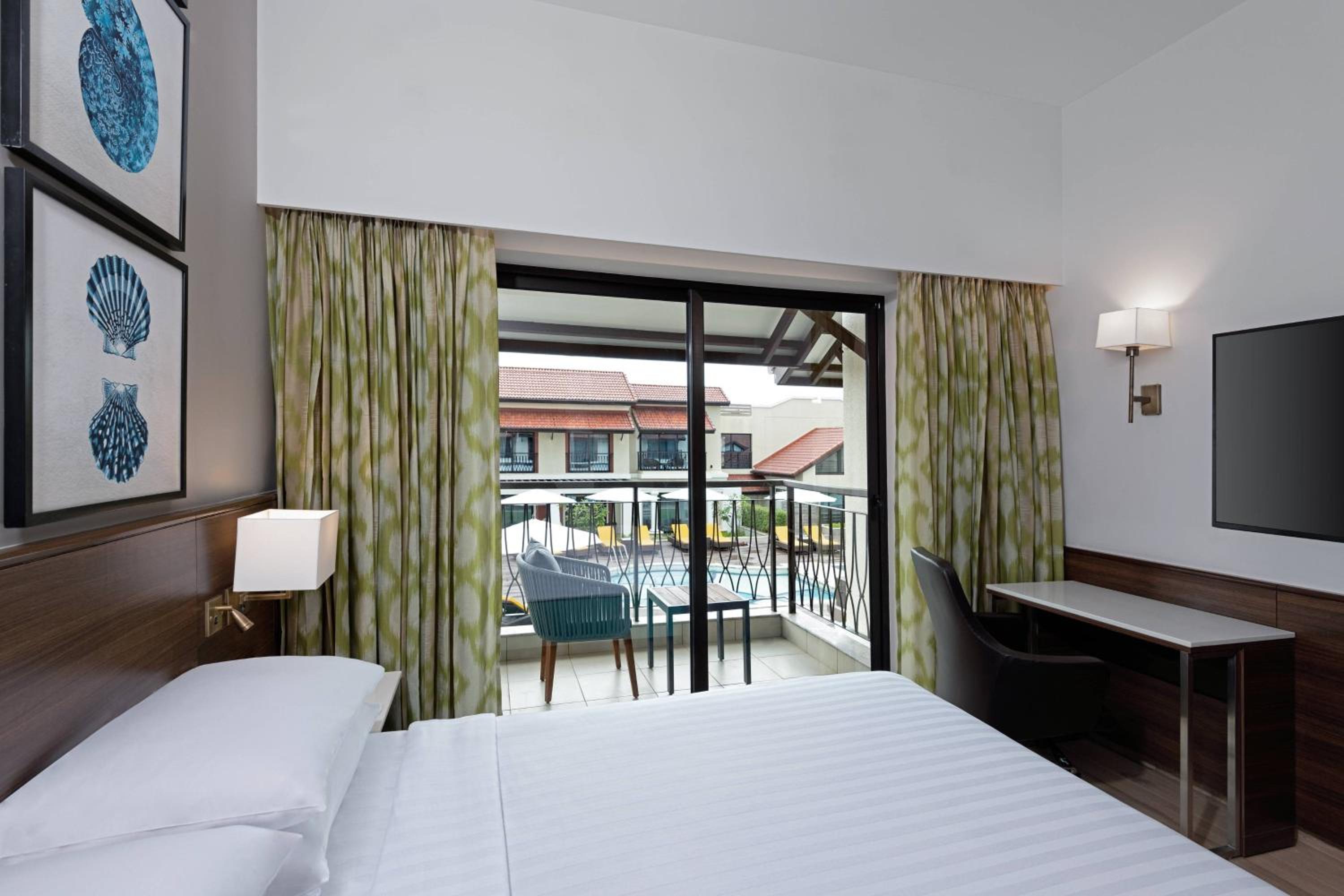 Deluxe Queen Room with Pool View - Complimentary evening high tea on day of arrival between 4.30 PM and 6.30 PM (validity 30th Sep, 2026) - Beer on Arrival - Photo 3