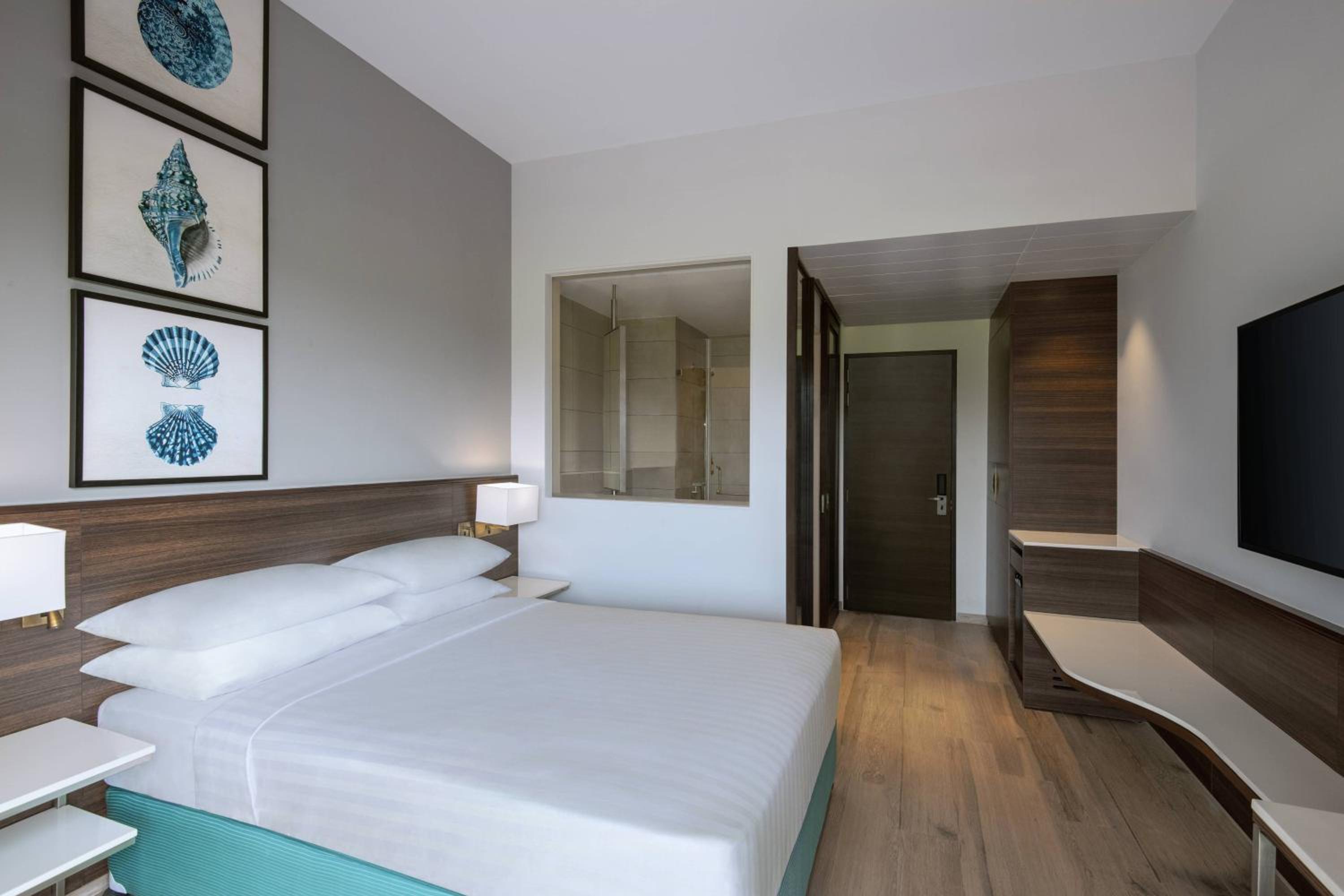 Fairfield Deluxe Room with Balcony - Complimentary evening high tea on day of  arrival between 4.30 PM and 6.30 PM (validity 30th Sep, 2026) - Beer on Arrival - Photo 3