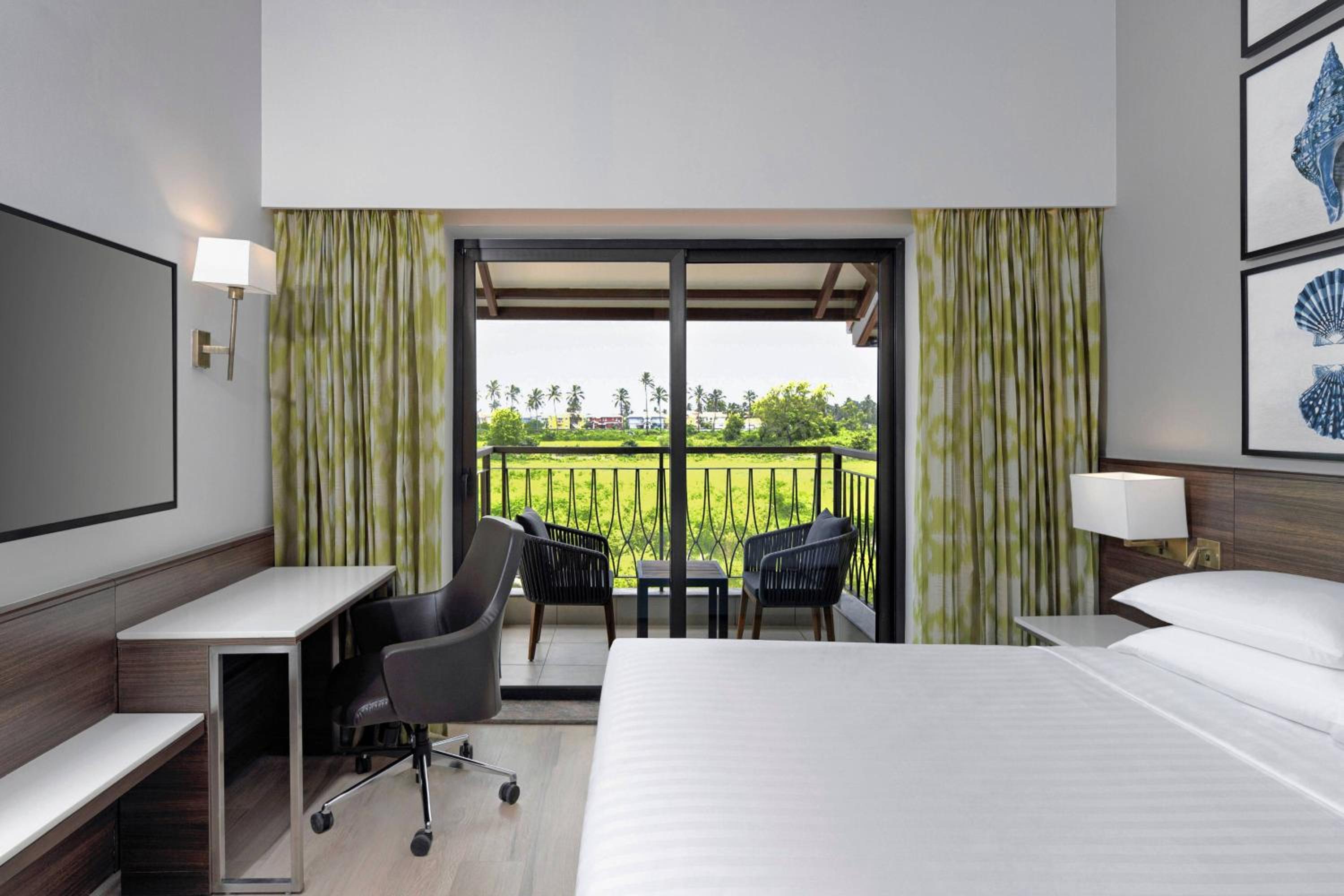 Fairfield Deluxe Room with Balcony - Complimentary evening high tea on day of  arrival between 4.30 PM and 6.30 PM (validity 30th Sep, 2026) - Beer on Arrival - Photo 5