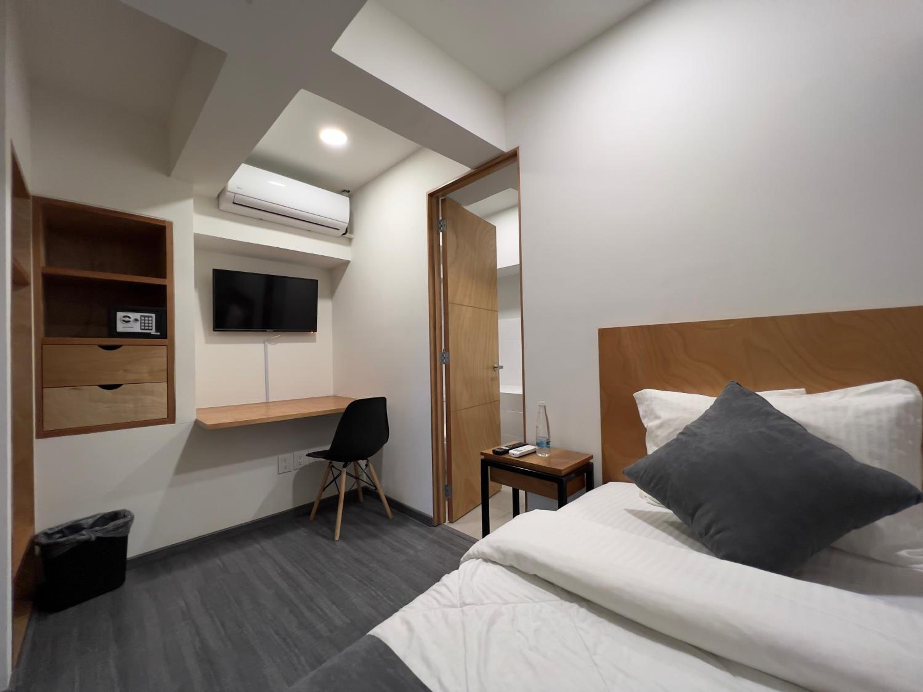 Single Room with Private Bathroom photo 1