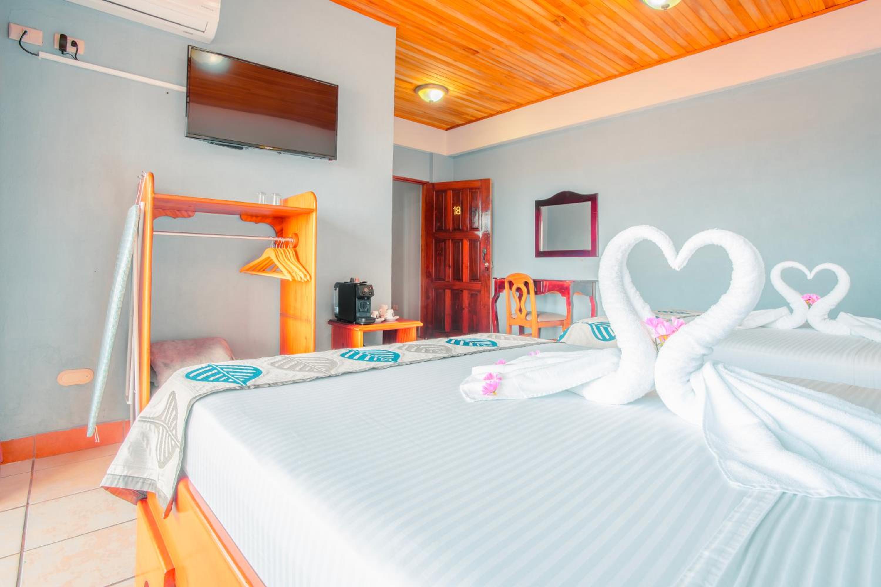 Tropical Family Room  (2 Full Beds or 1 Full Bed + 2 Single Beds) photo 2