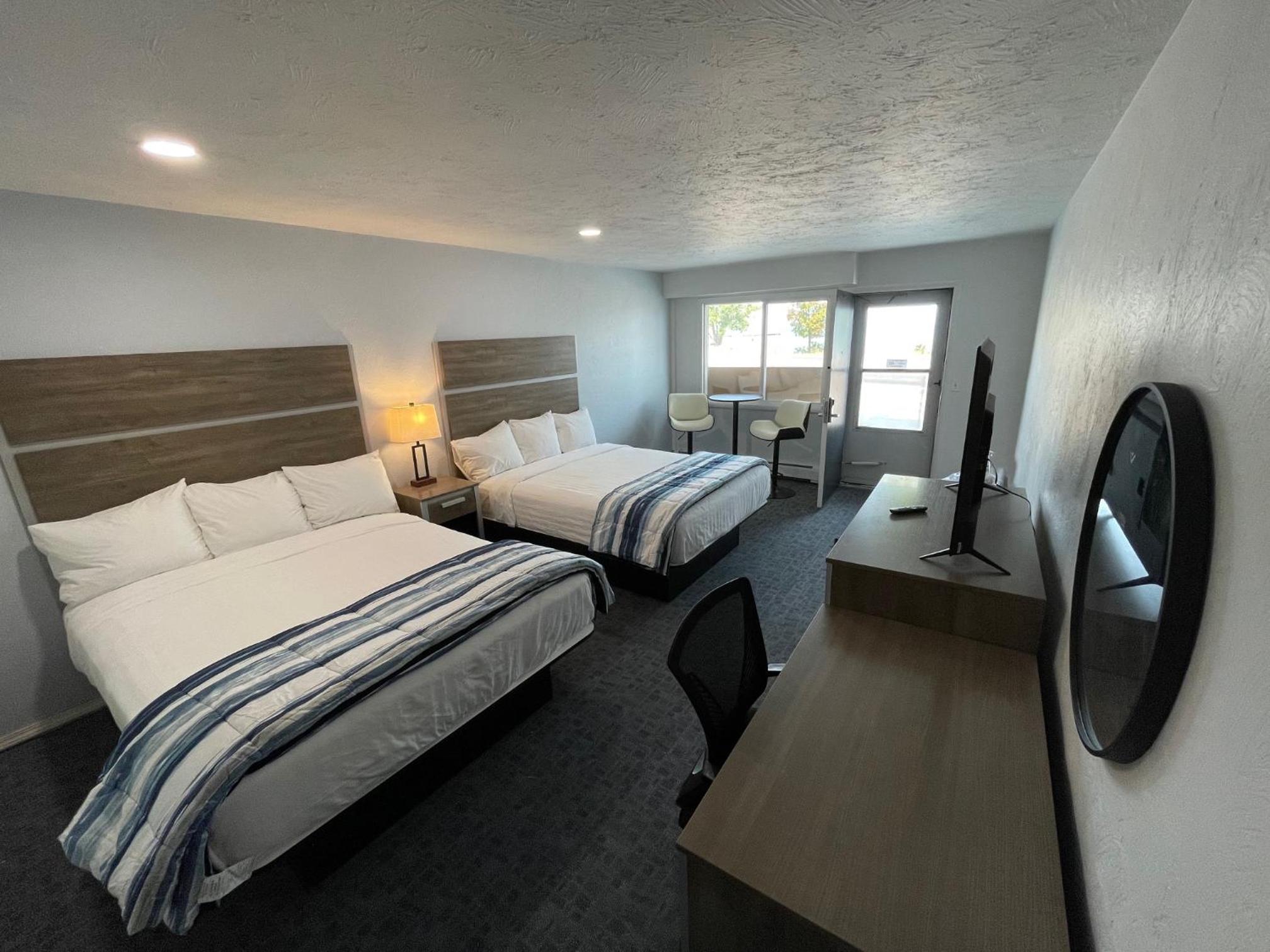2 Queen Beds with Lake View - Photo 1