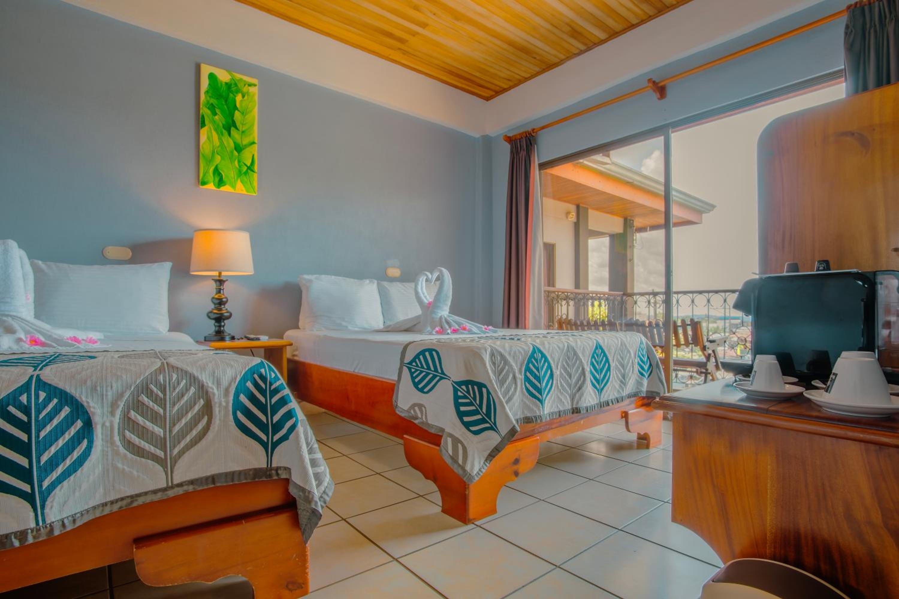 Tropical Family Room  (2 Full Beds or 1 Full Bed + 2 Single Beds) photo 3