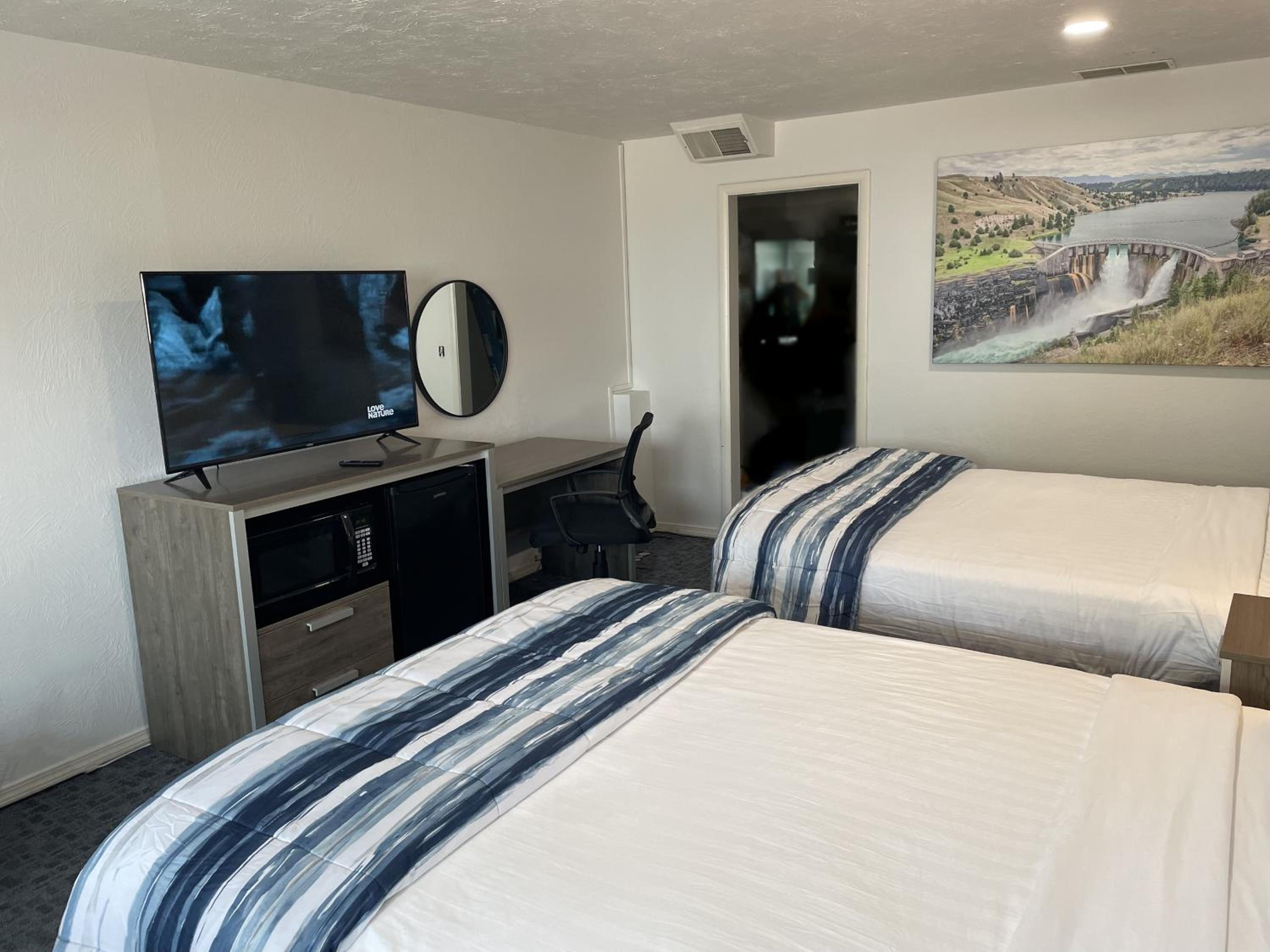 2 Queen Beds with Lake View - Photo 3