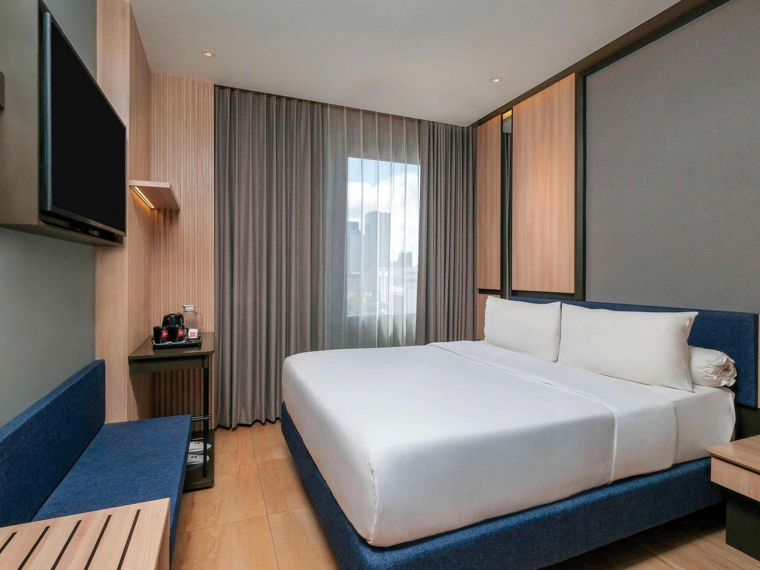 Classic Queen Room - City Side - Photo 1