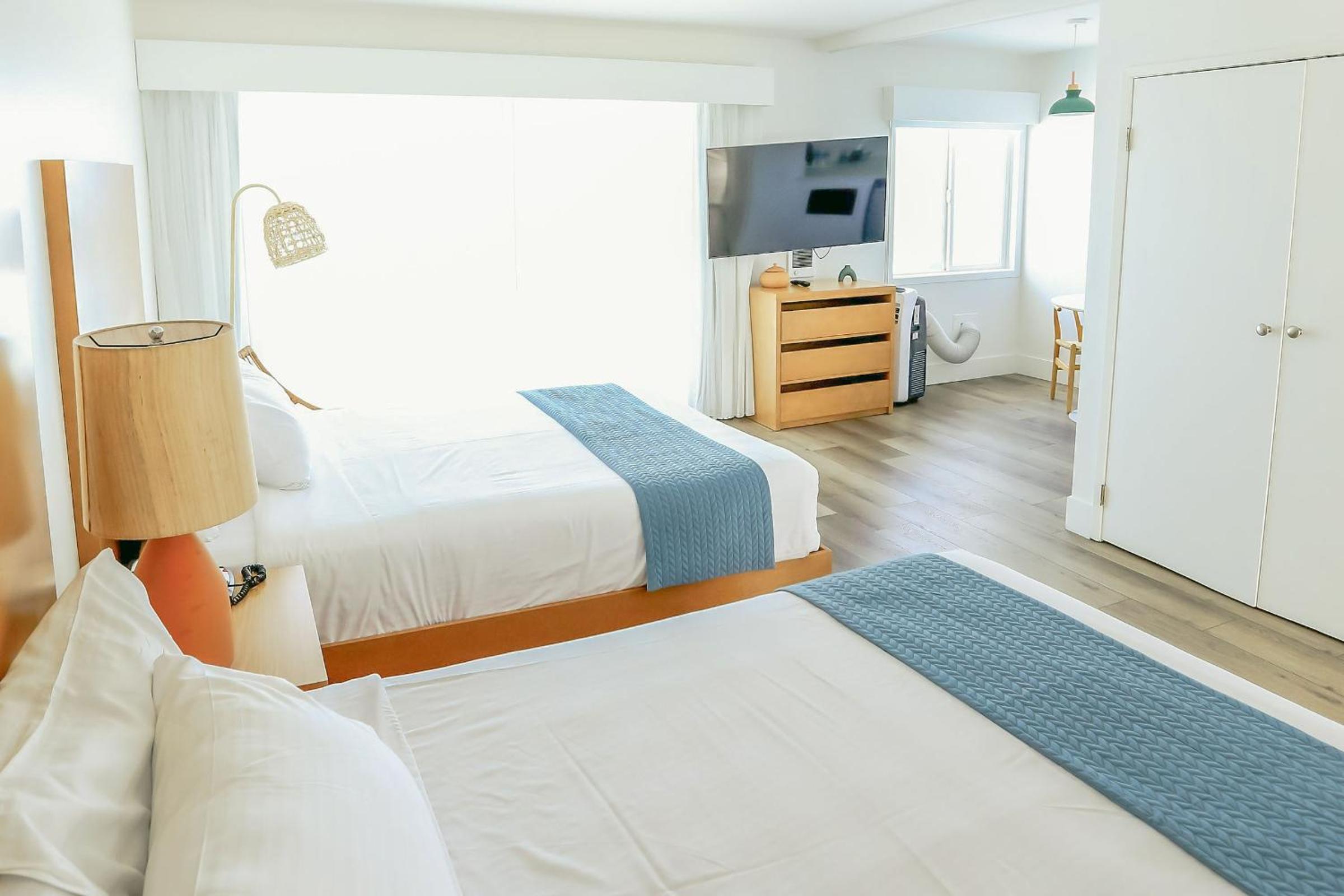Queen Room with Two Queen Beds - Beach Front - Photo 6