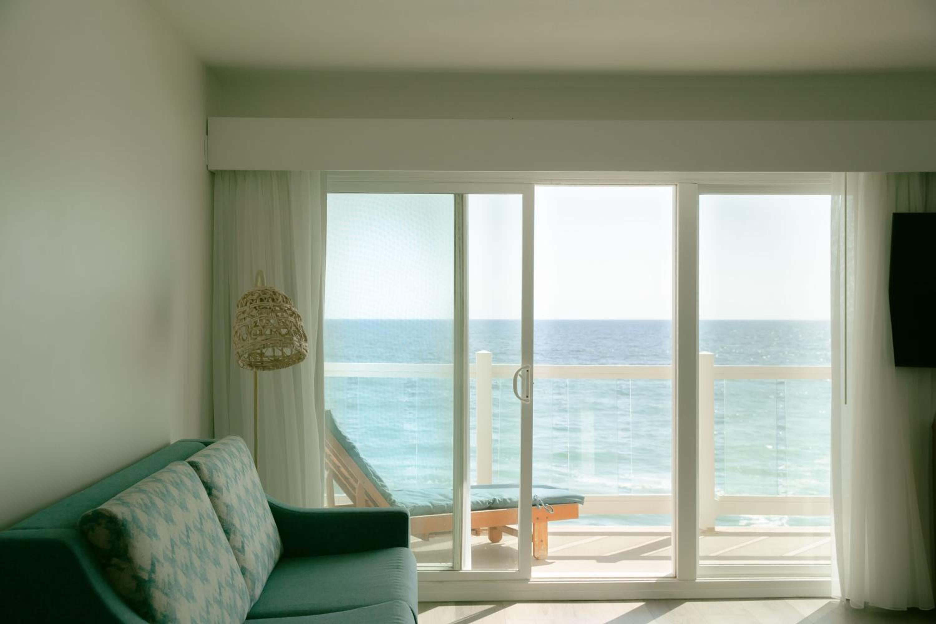 King Room with Sofa Sleeper - Beach Front  - Photo 4