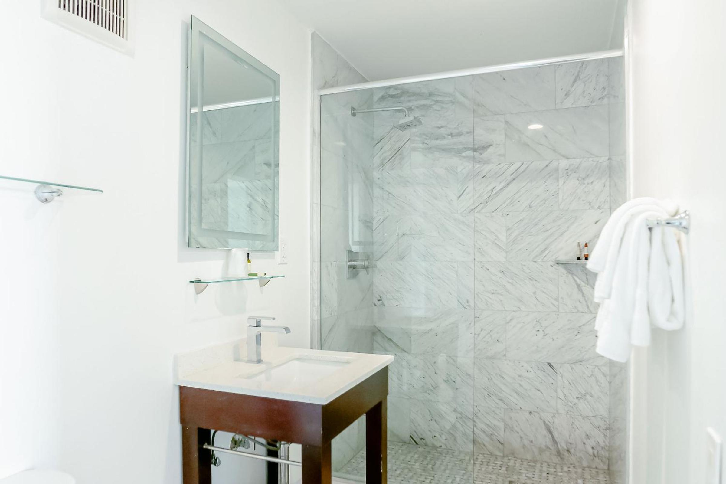 Queen Room with Two Queen Beds - Ocean View - Photo 4