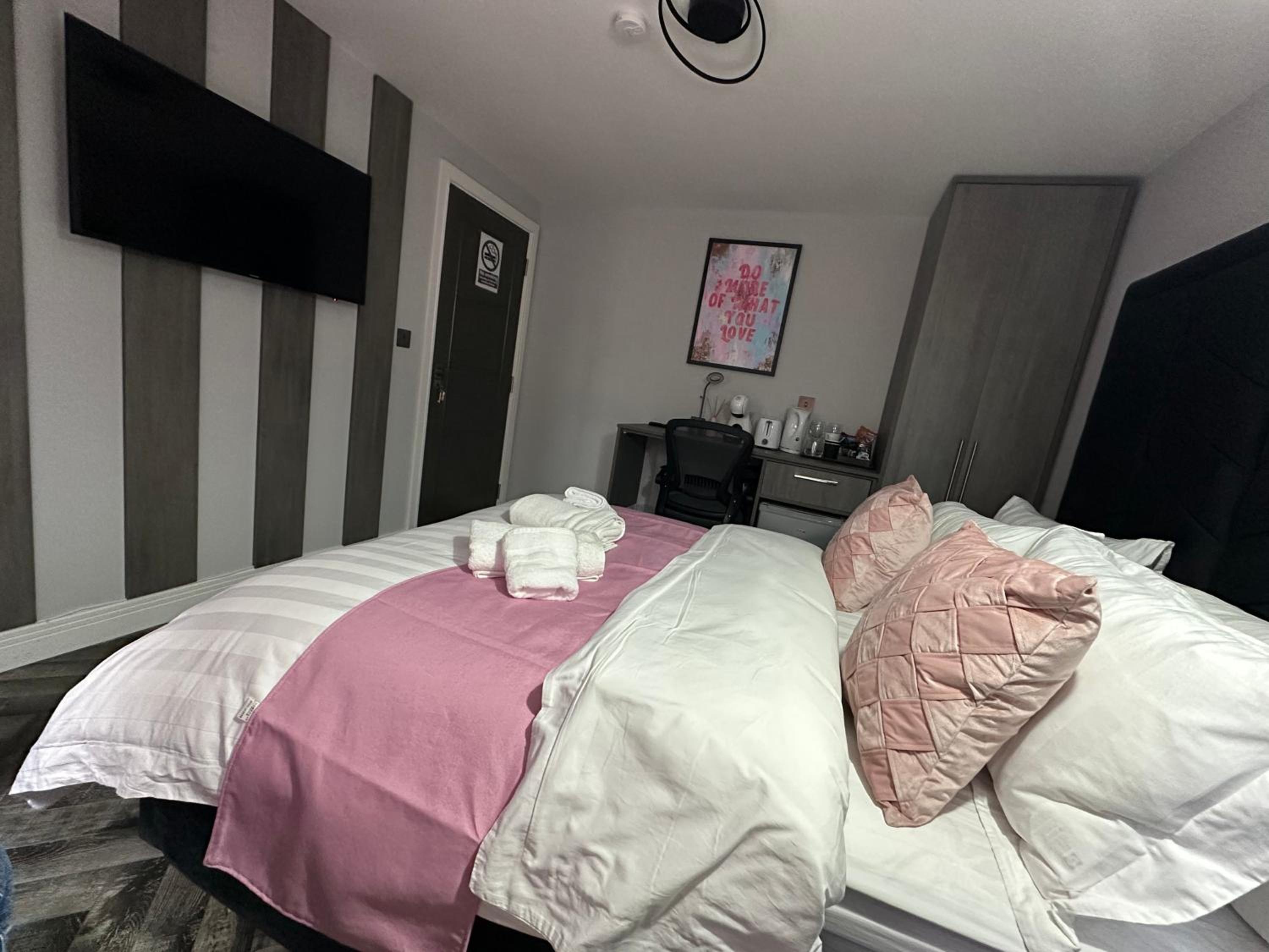 Double Room with Shared Bathroom photo 1