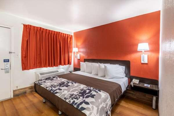 1 King Bed | Non-Smoking, Micfridge photo 1