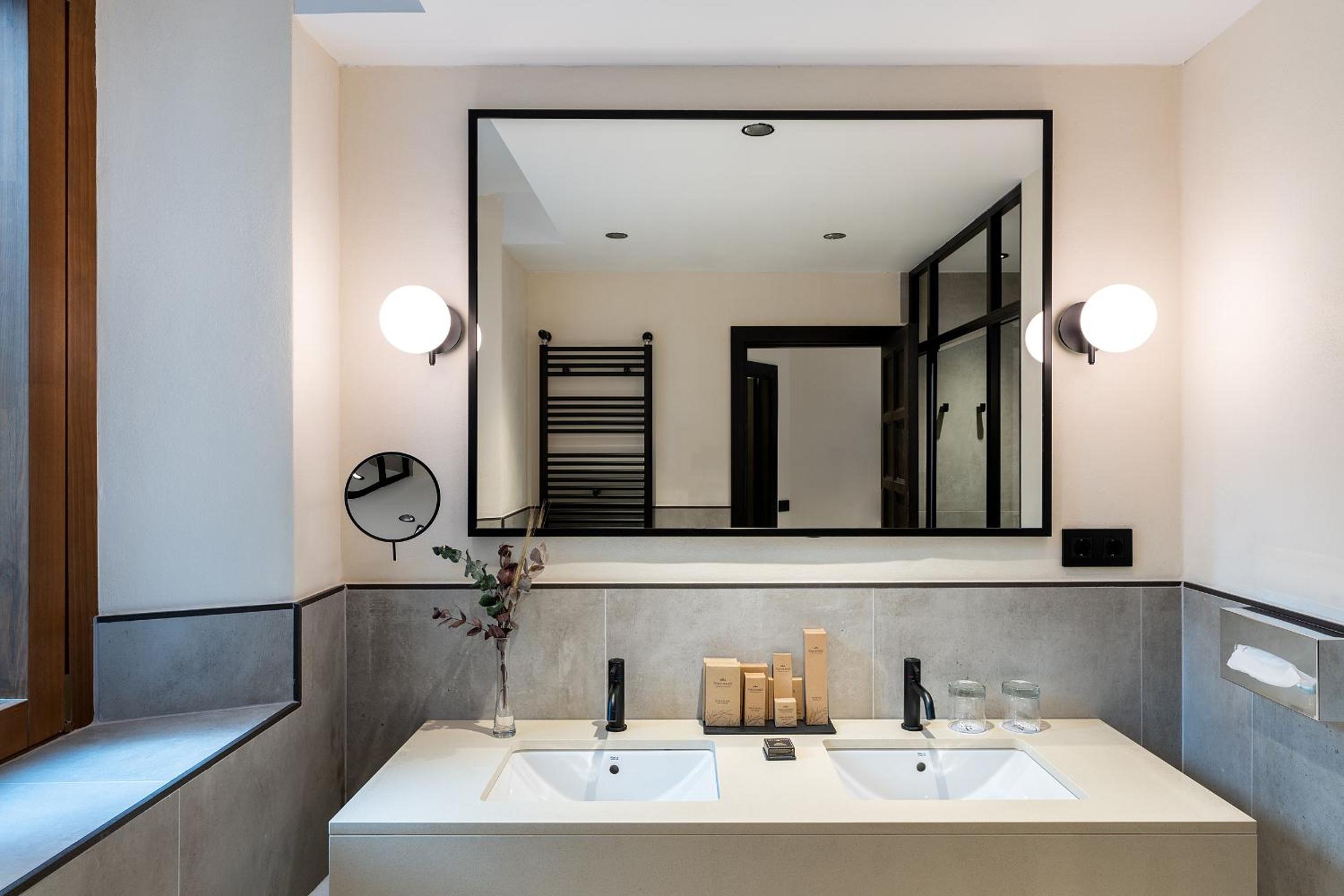 Standard Double Room (2 Adults + 1 Child) - Photo 7