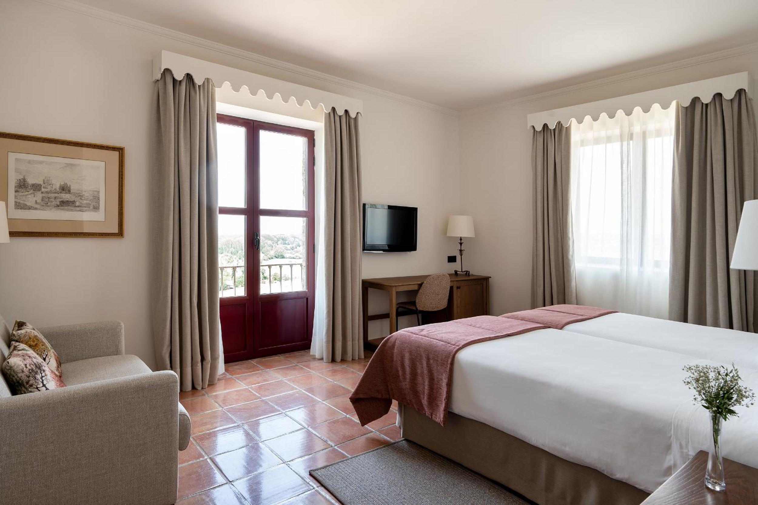 Standard Double Room (2 Adults + 1 Child) - Photo 5