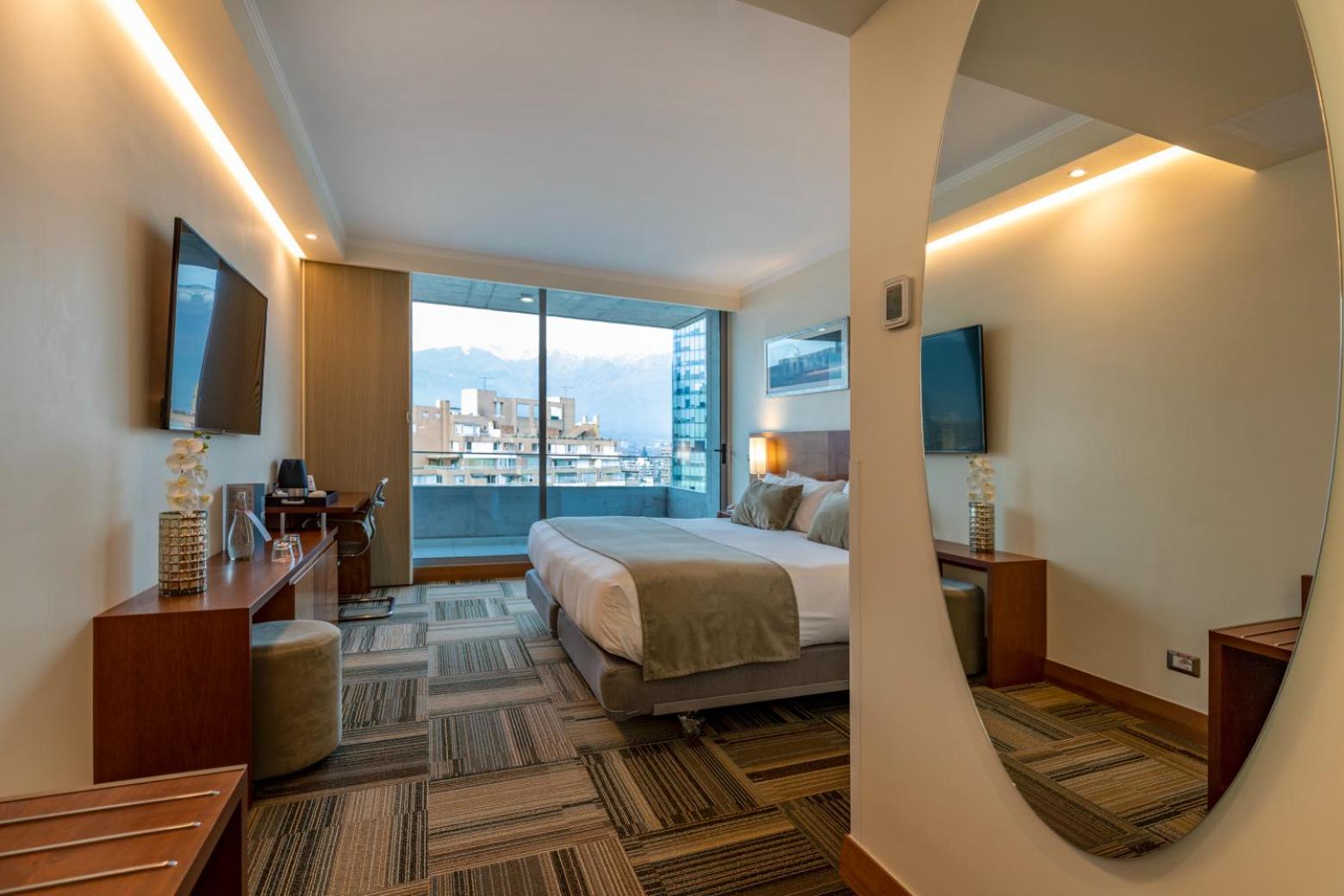 King Room with Balcony - Photo 5