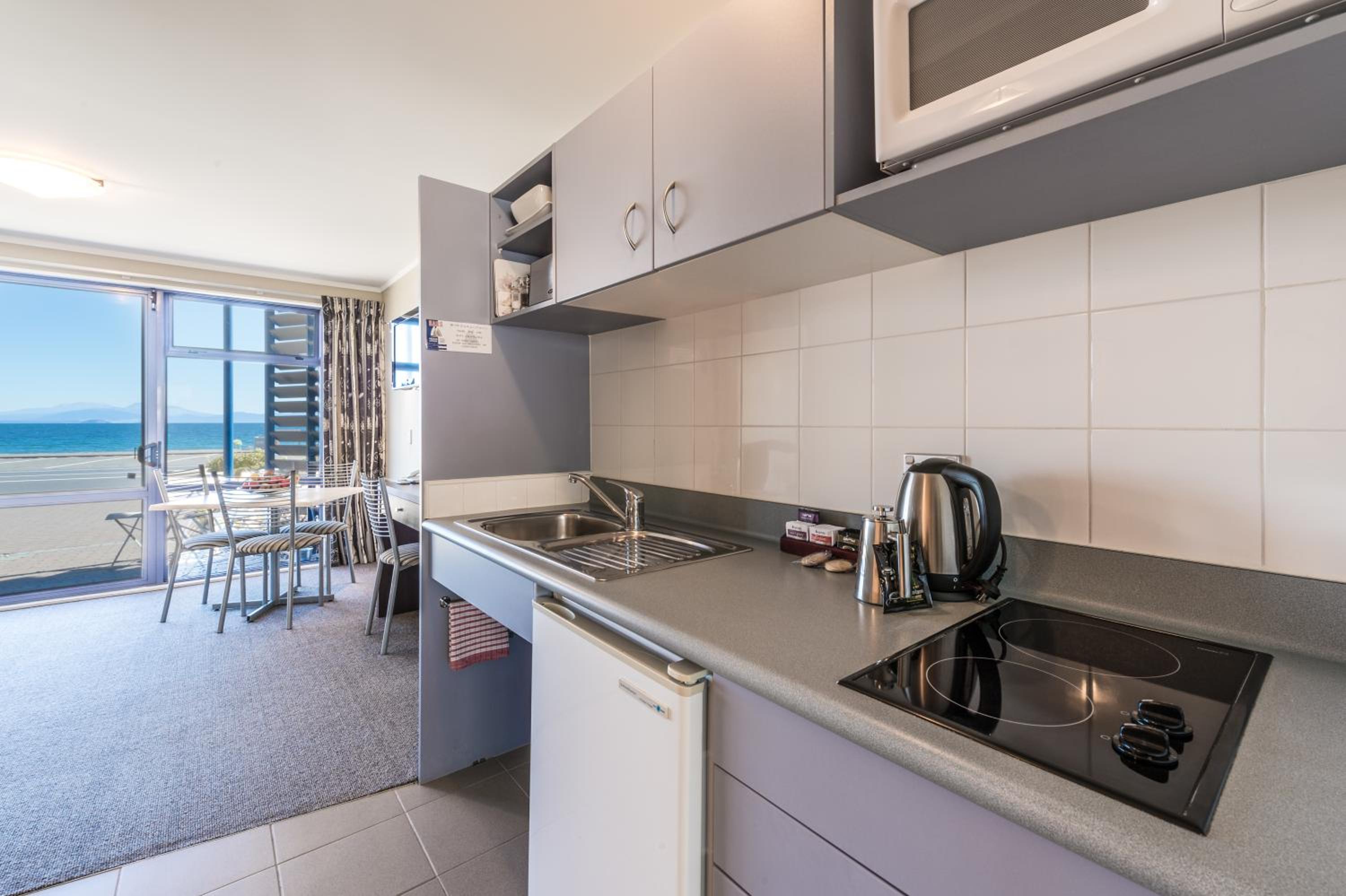 One-Bedroom Suite with Lake View photo 2
