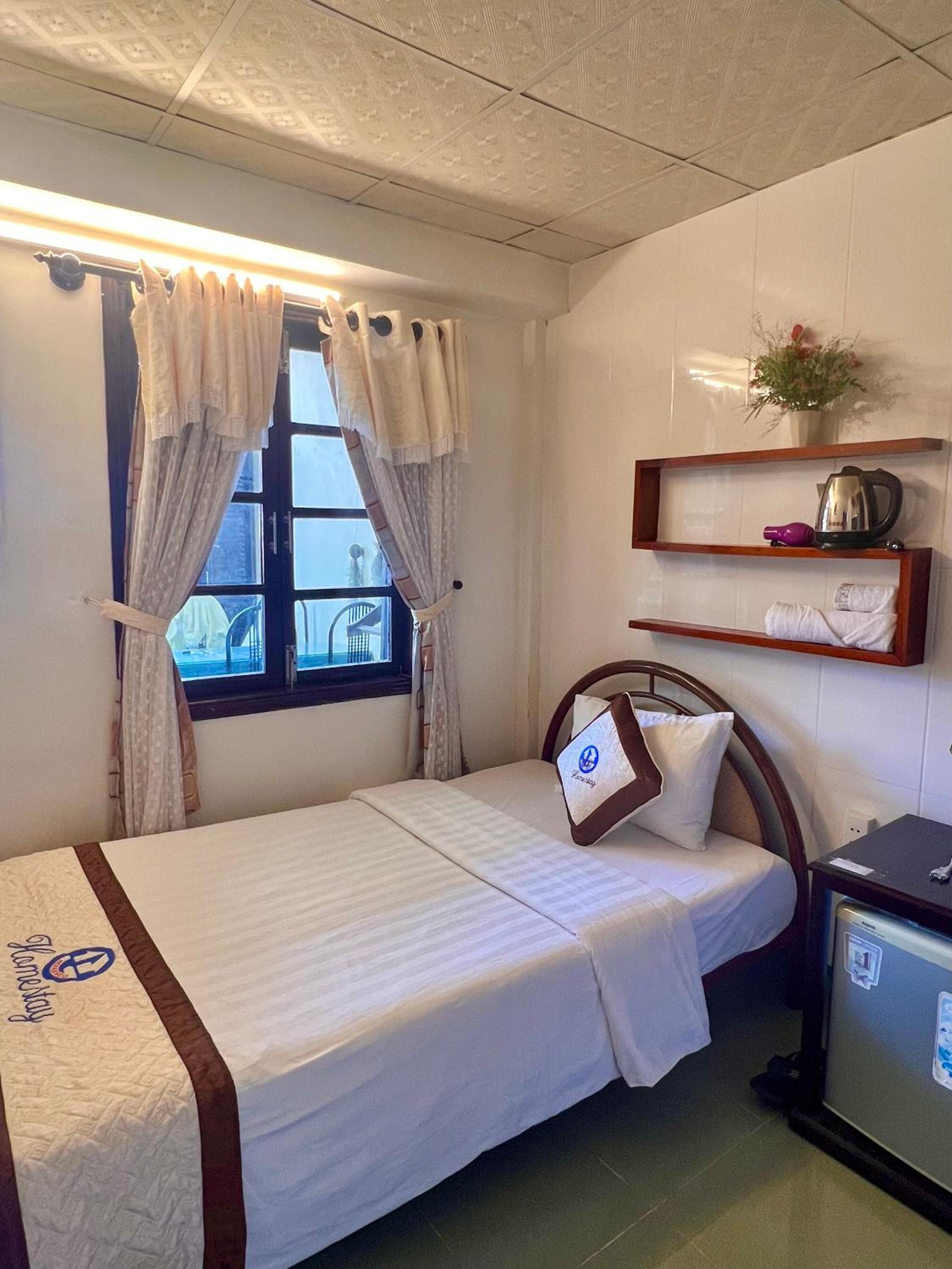 Single Room with Shared Bathroom