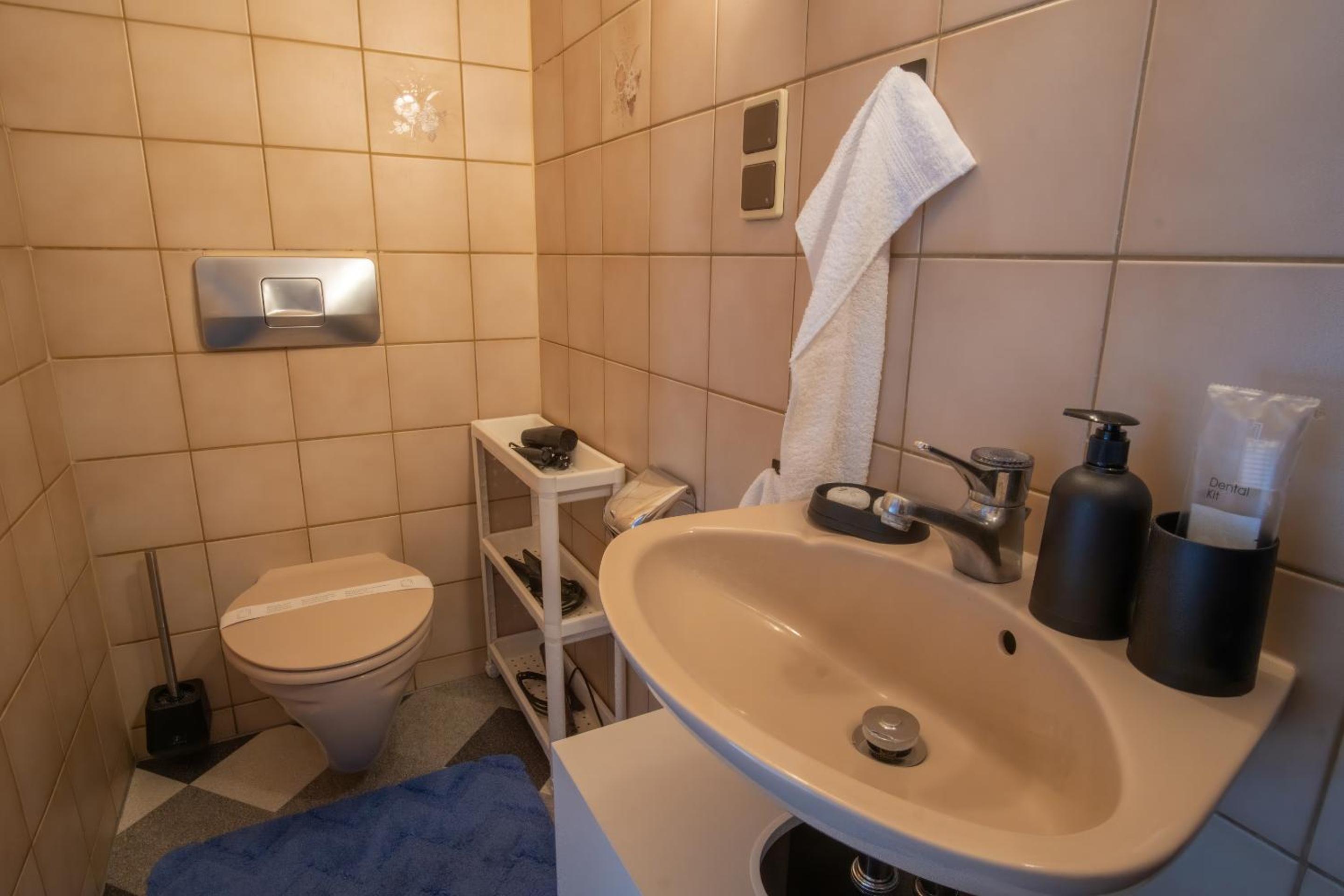 Family Room with Private Bathroom photo 2