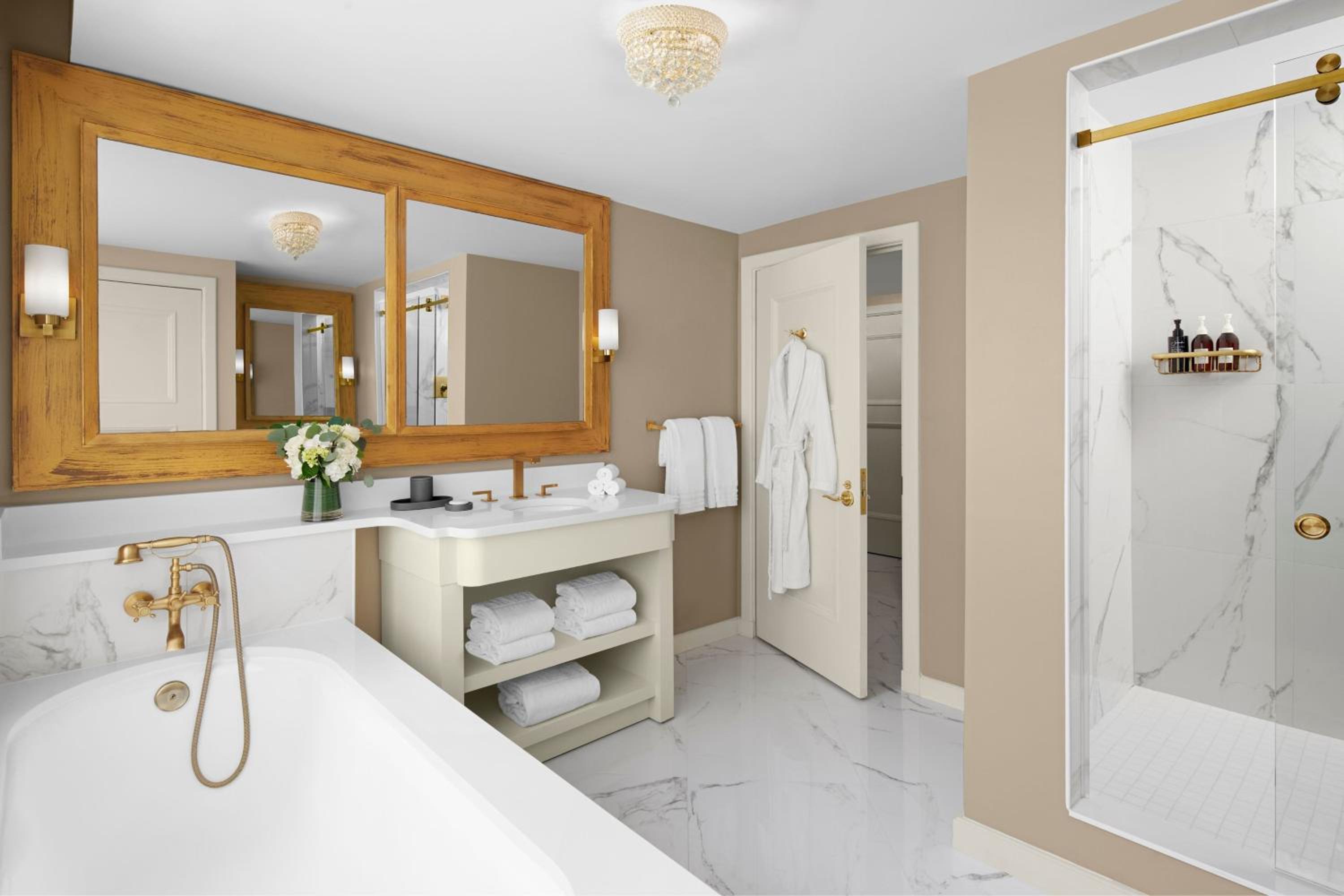 Metropolitan Suite, Suite, 1 King, Sofa bed - Photo 3