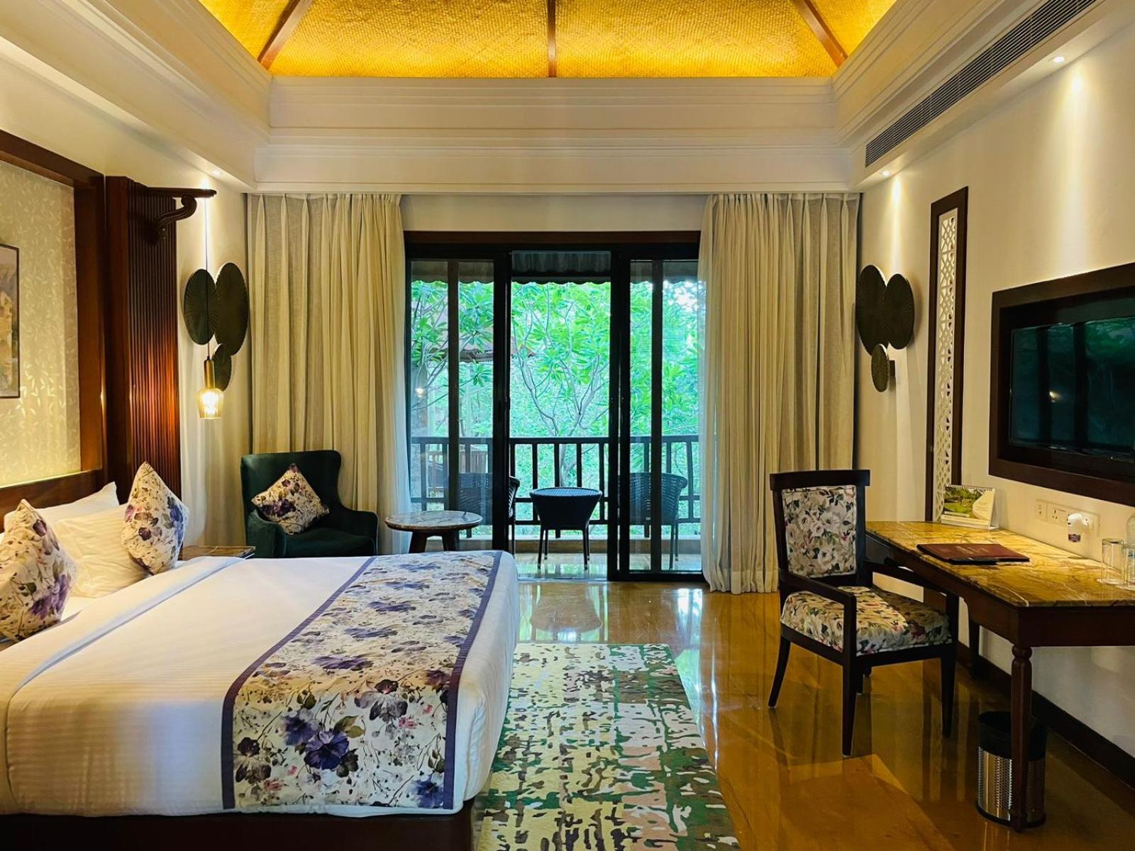 Luxury Cottage with Balcony – 20% off on F&B, 20% off on Spa and Laundry, Happy Hours from 11 AM to 7 PM