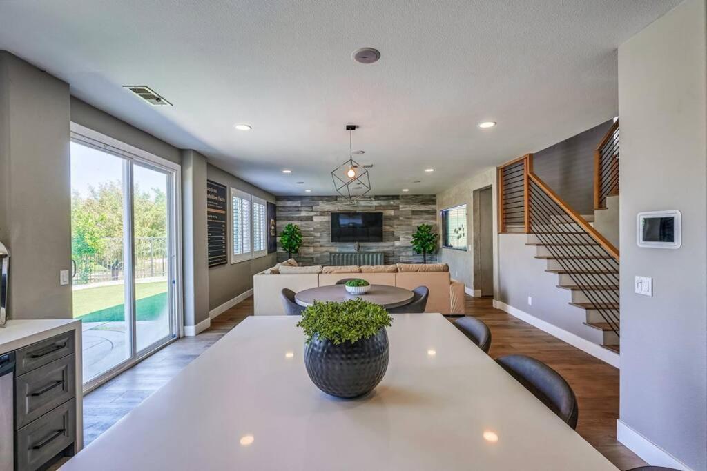 Five-Bedroom House photo 3
