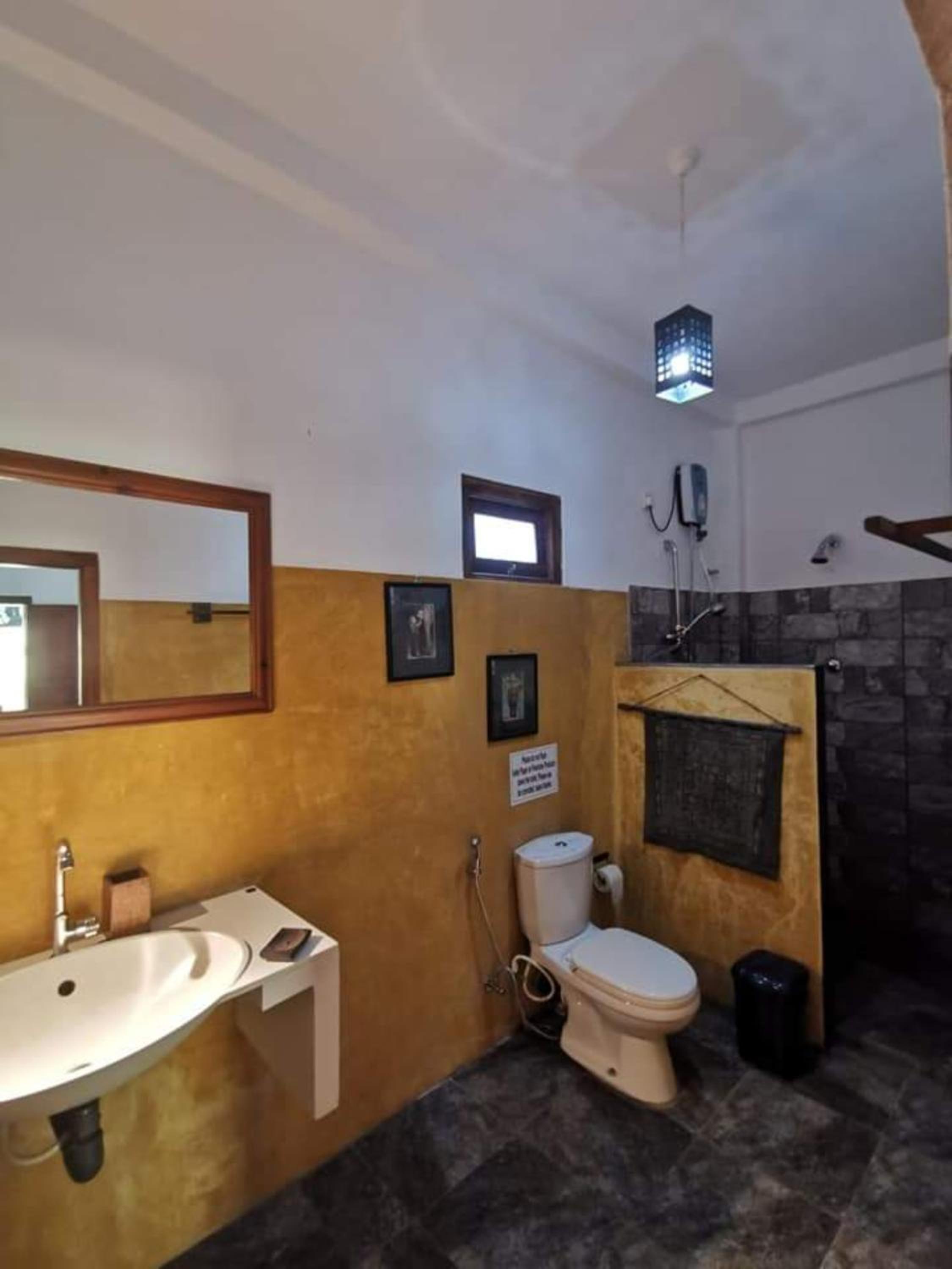 Deluxe king room with balcony with air conditioning photo 2
