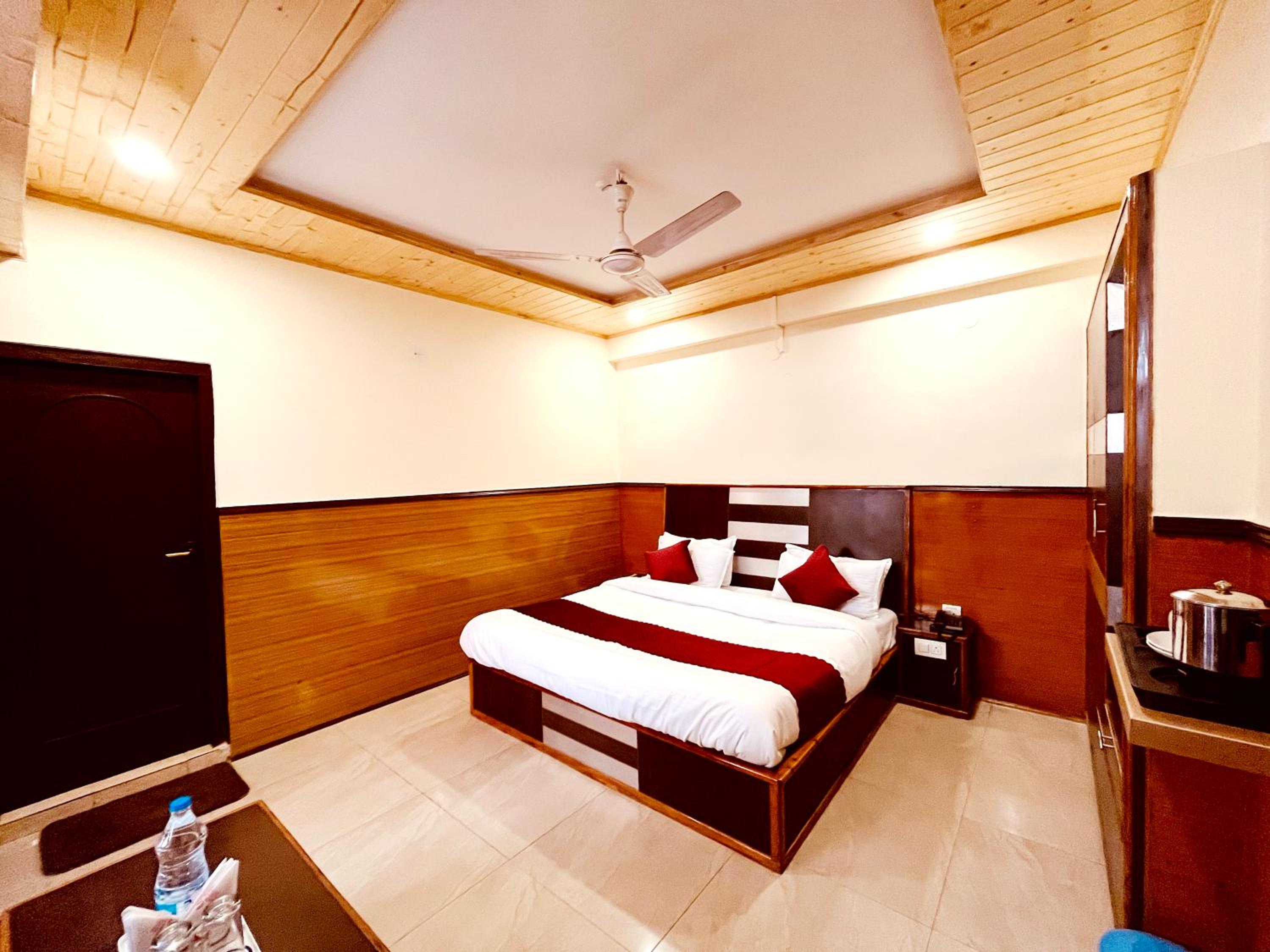 Deluxe Room - Photo 5