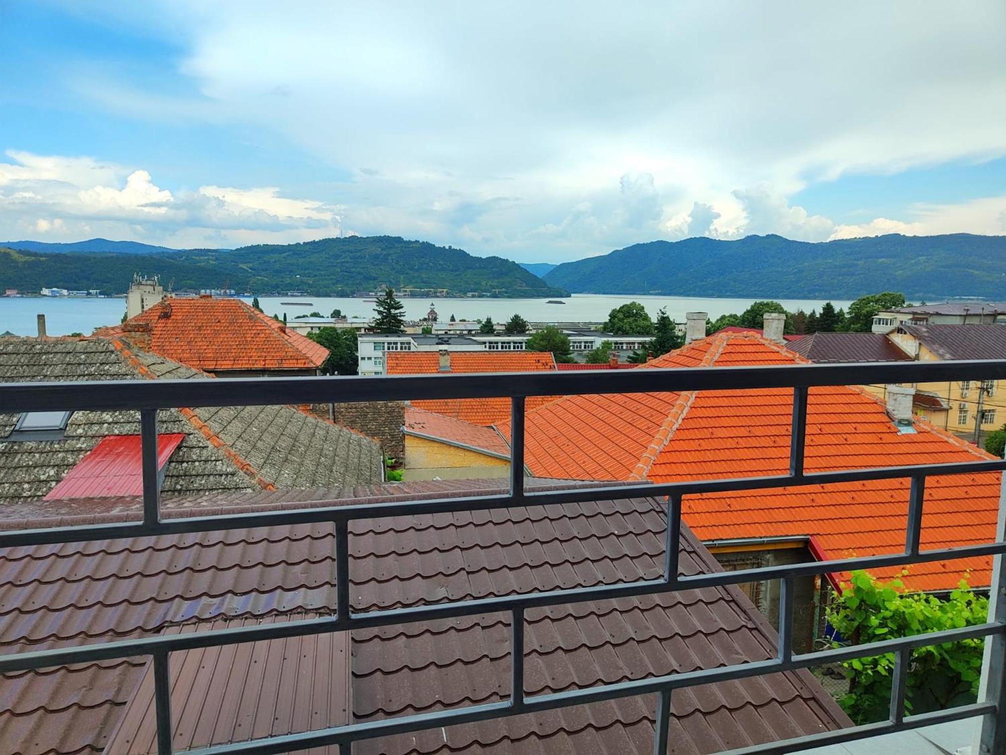 Apartment with Lake View - Photo 31