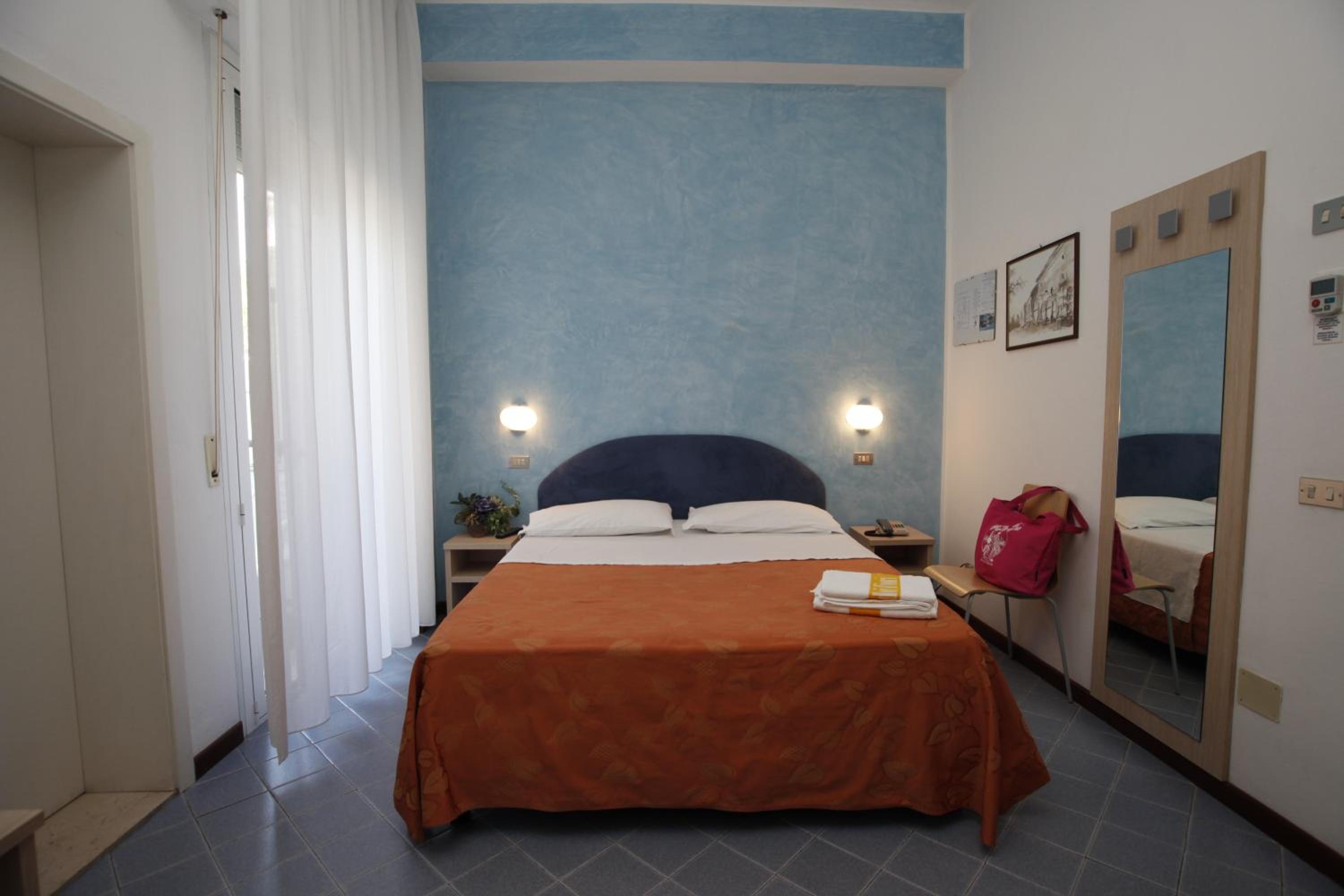 Double Room with Balcony - Photo 6