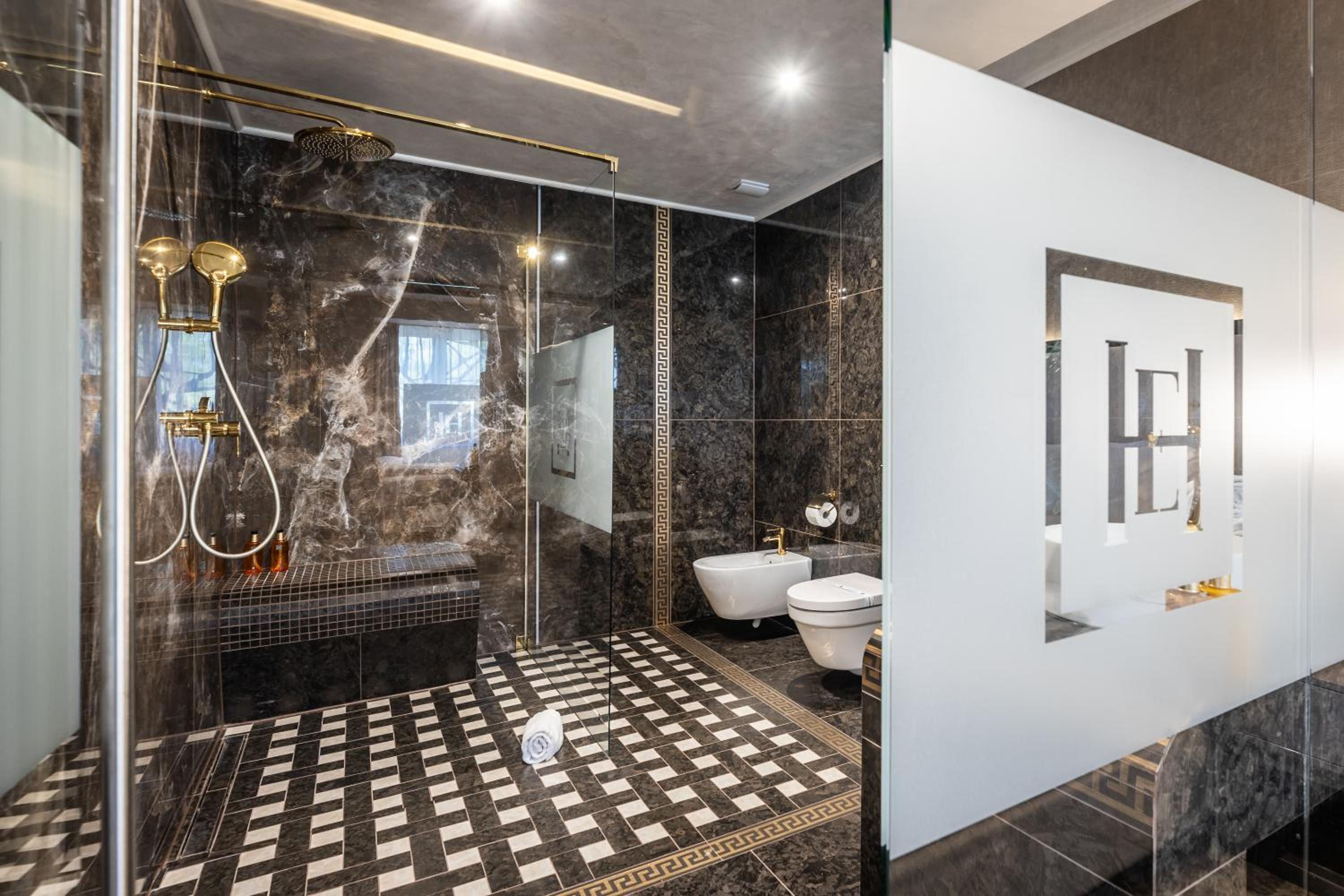 Deluxe Suite - Photo 1