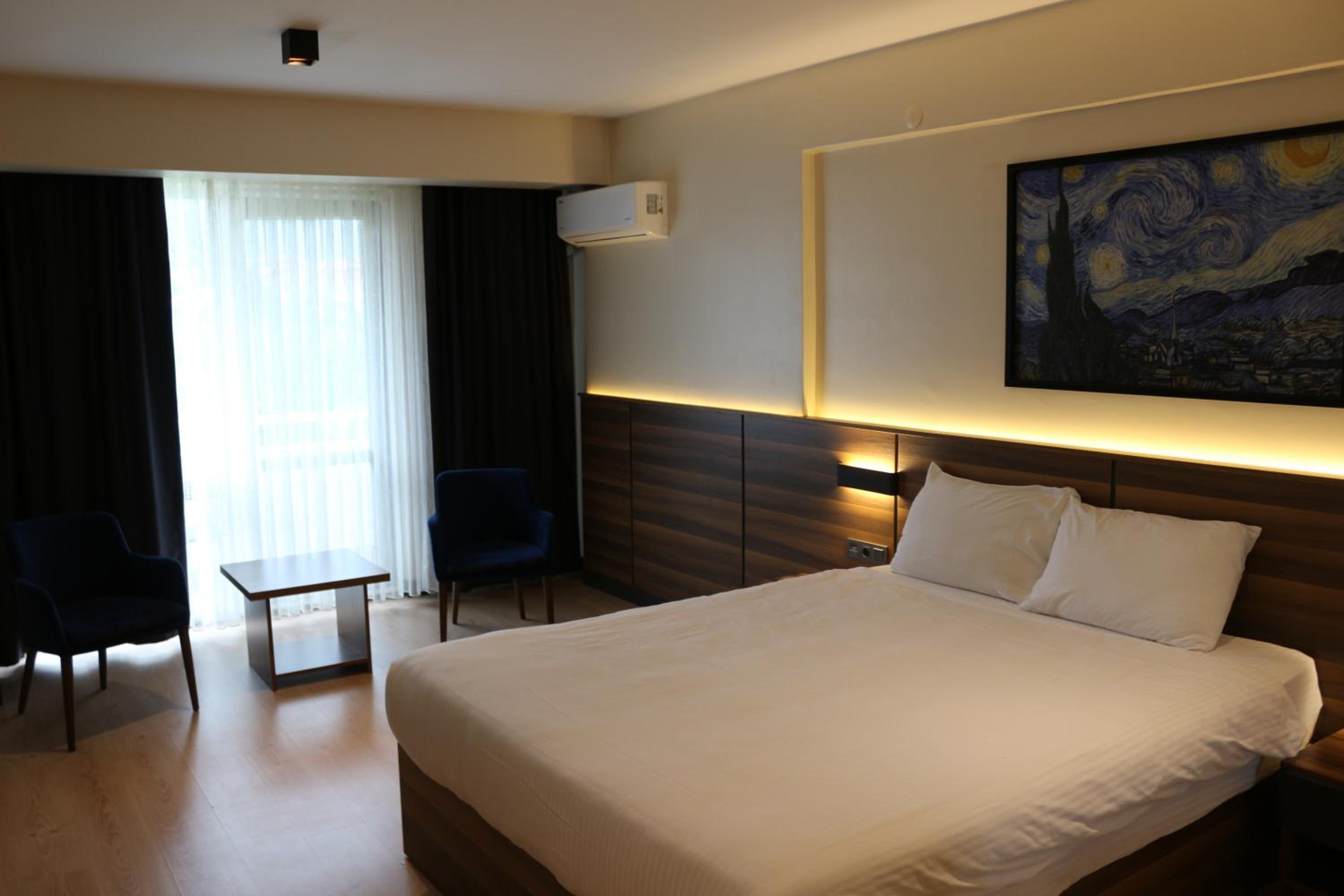 Large Double Room - Photo 1