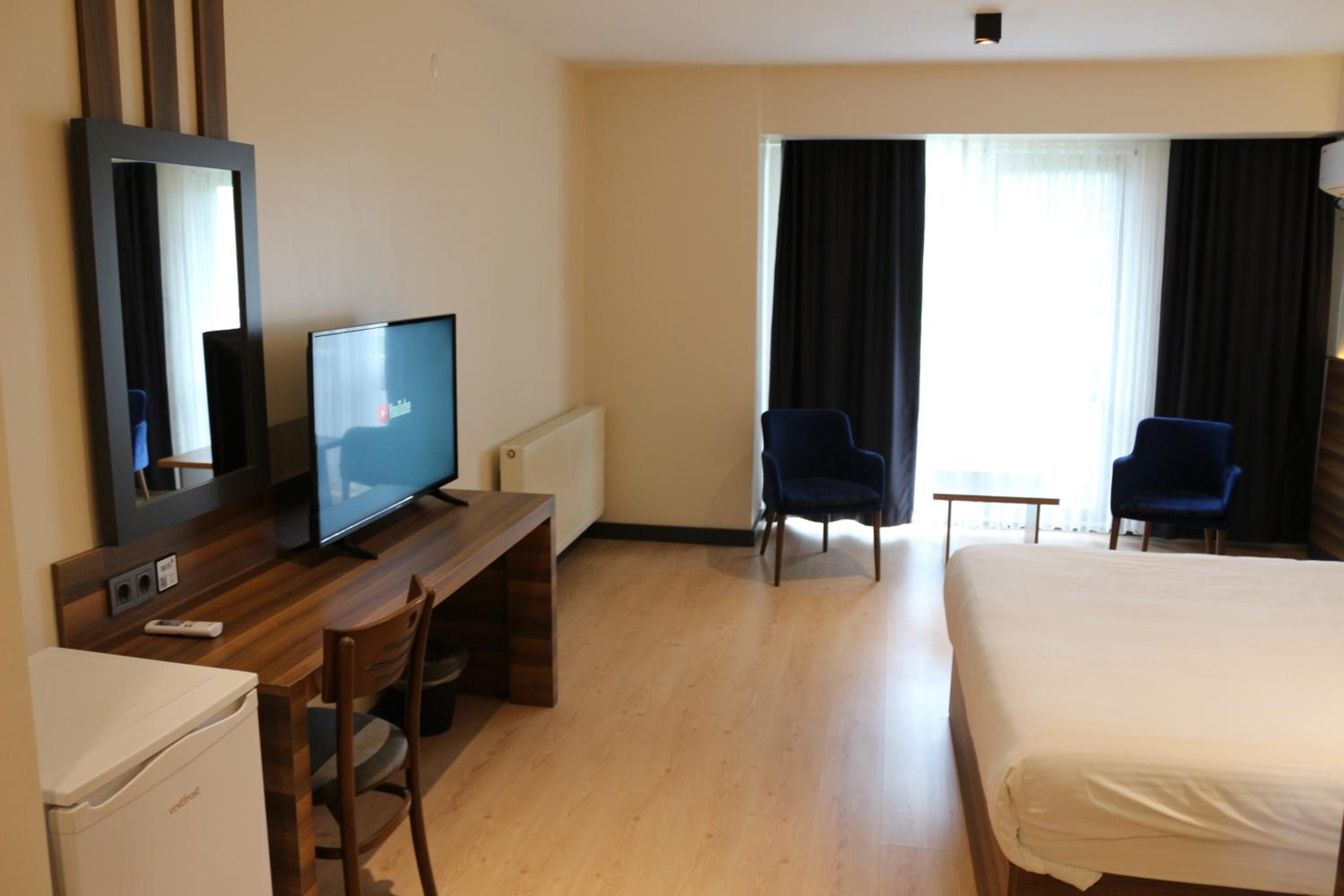 Large Double Room - Photo 3