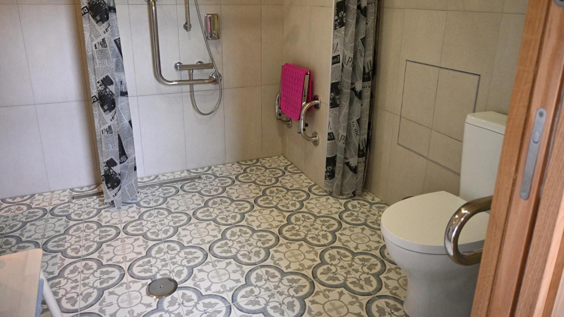 Double Room - Disability Access - Photo 9
