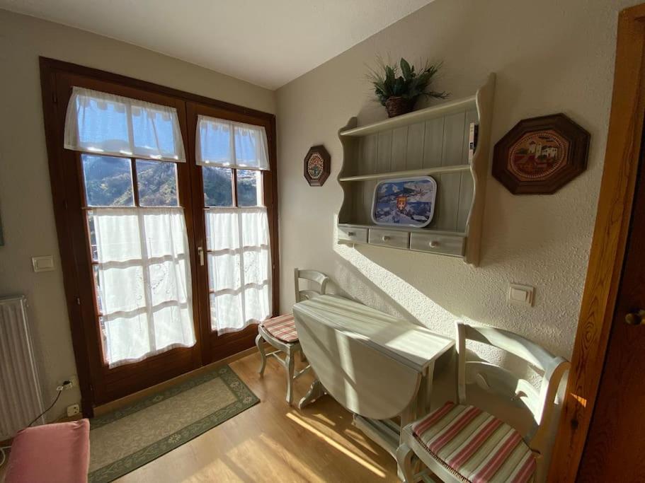 Two-Bedroom Apartment with Mountain View photo 2